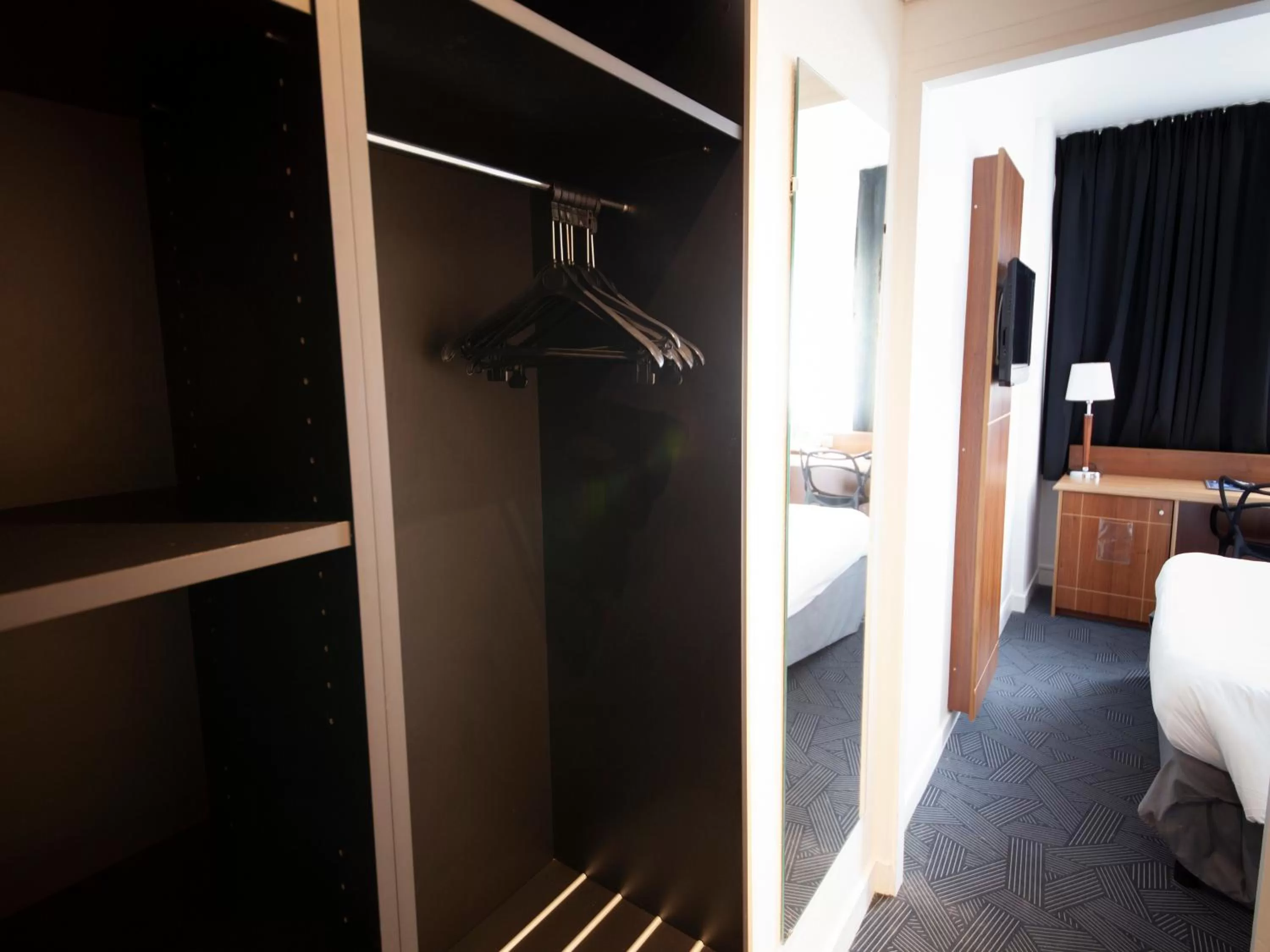 Communal lounge/ TV room, Bed in Kyriad Hotel Clermont Ferrand Centre