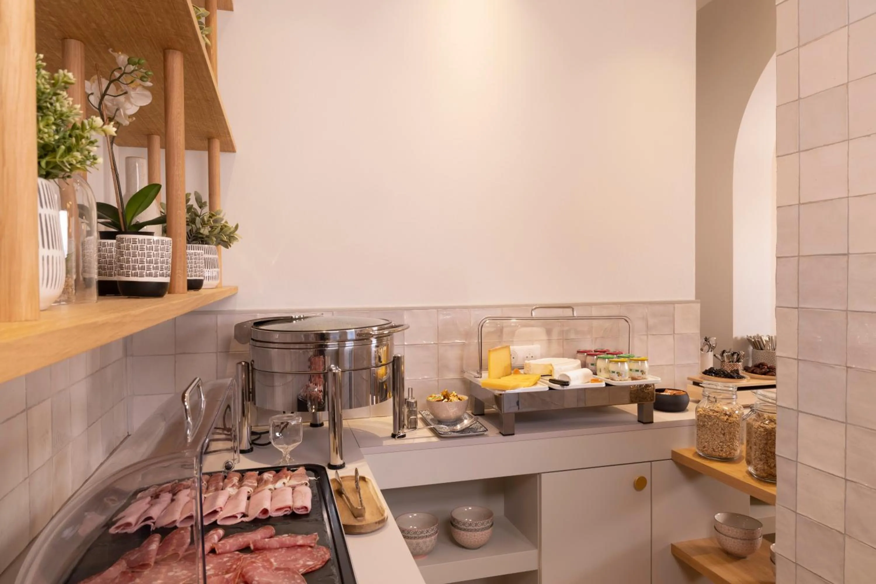 Buffet breakfast in Hôtel Joe M