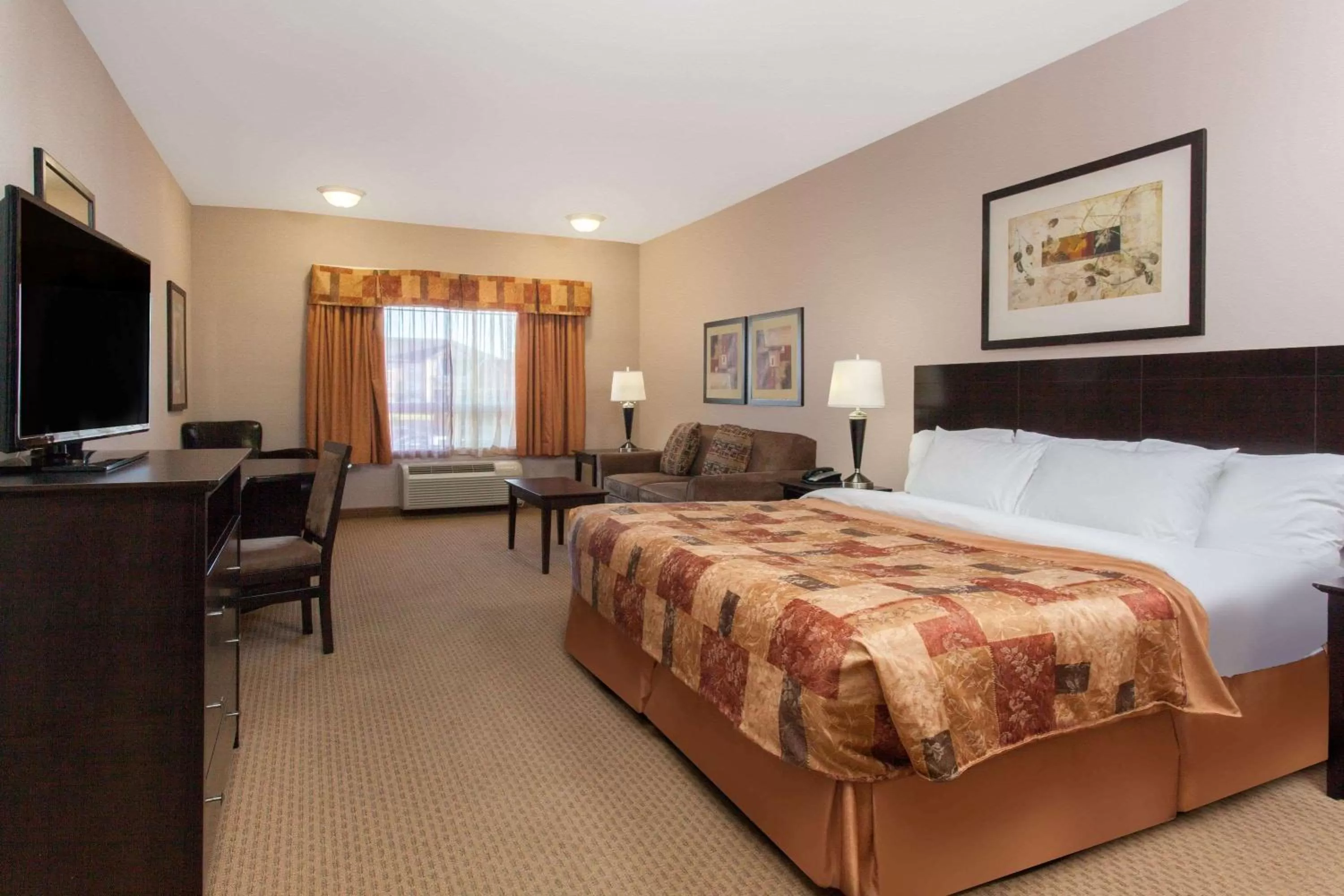 Photo of the whole room, Bed in Ramada by Wyndham Brooks