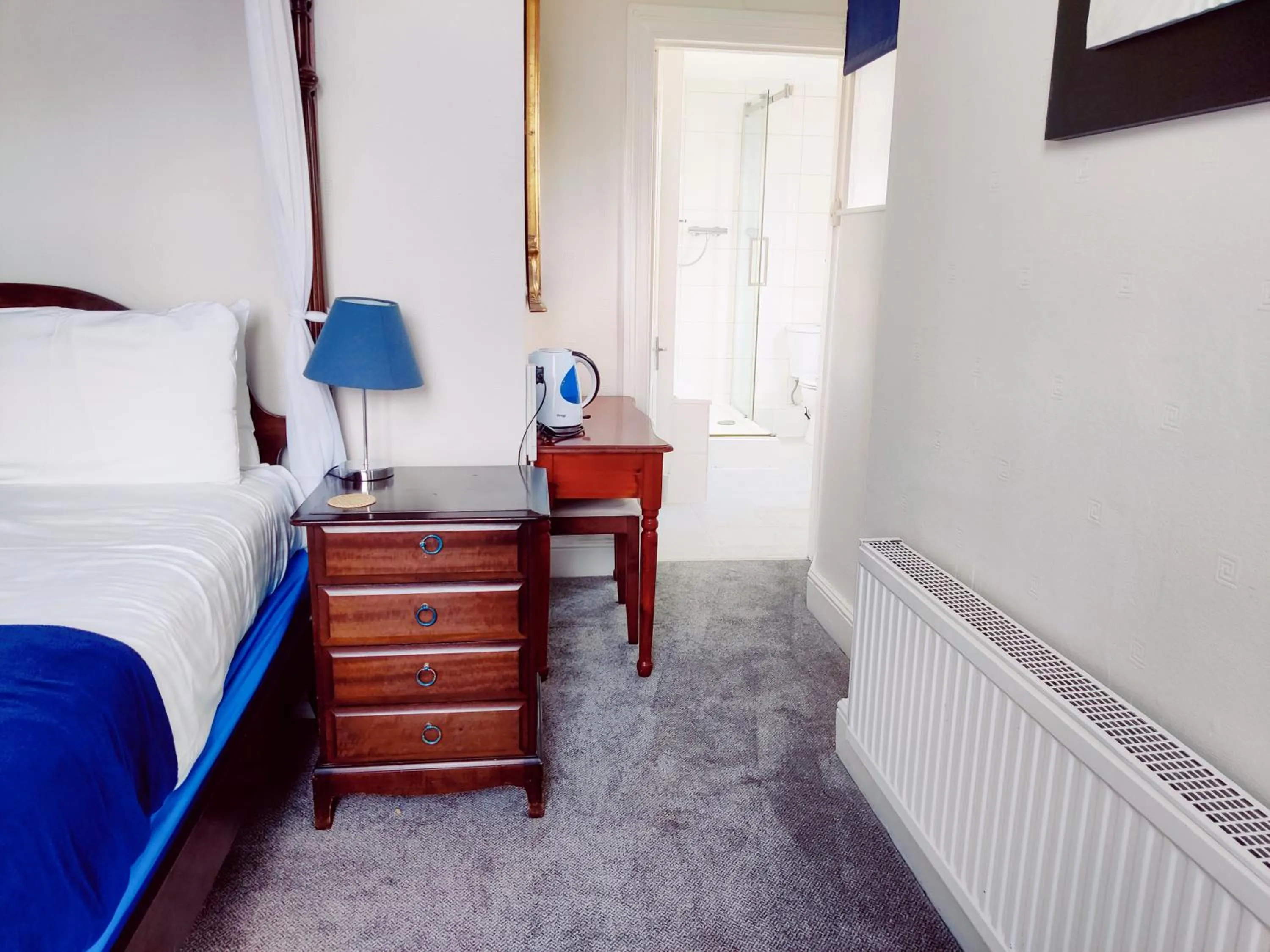 Bedroom, Bed in Wentworth House - Free Parking