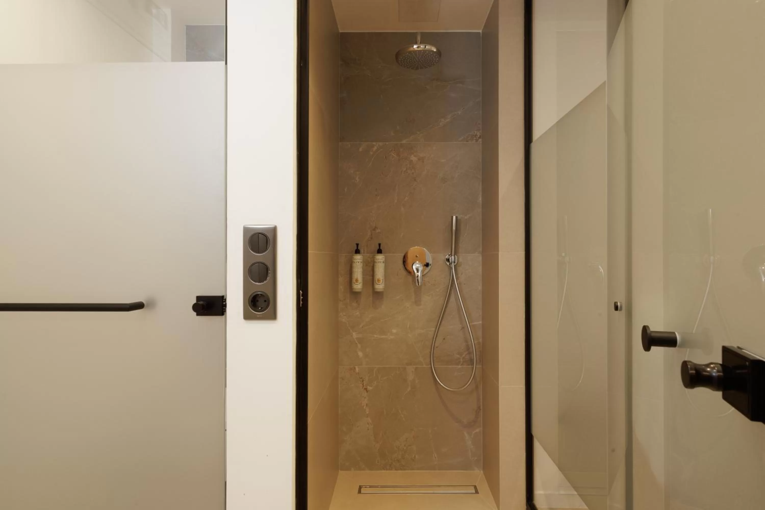 Shower, Bathroom in LUX&EASY Signature Syngrou 234