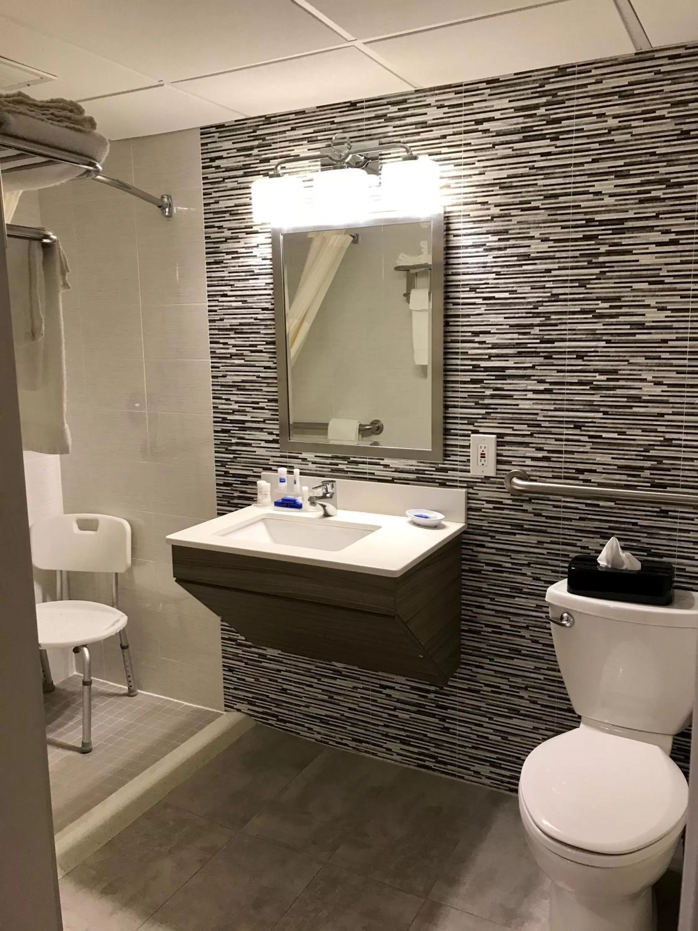 Shower in Best Western Plus Brooklyn Bay Hotel