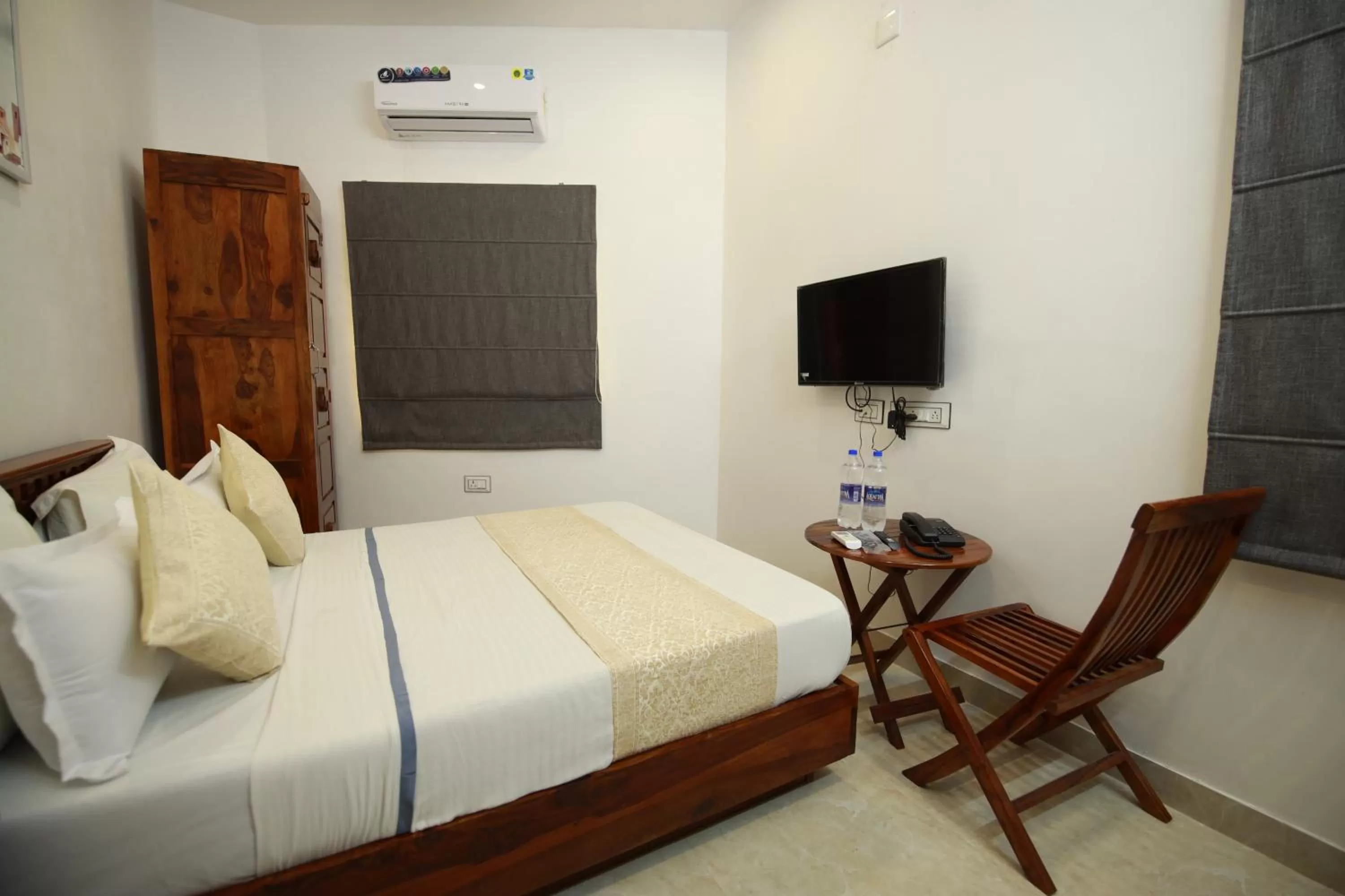 Photo of the whole room, Bed in Hotel Casa by the lake