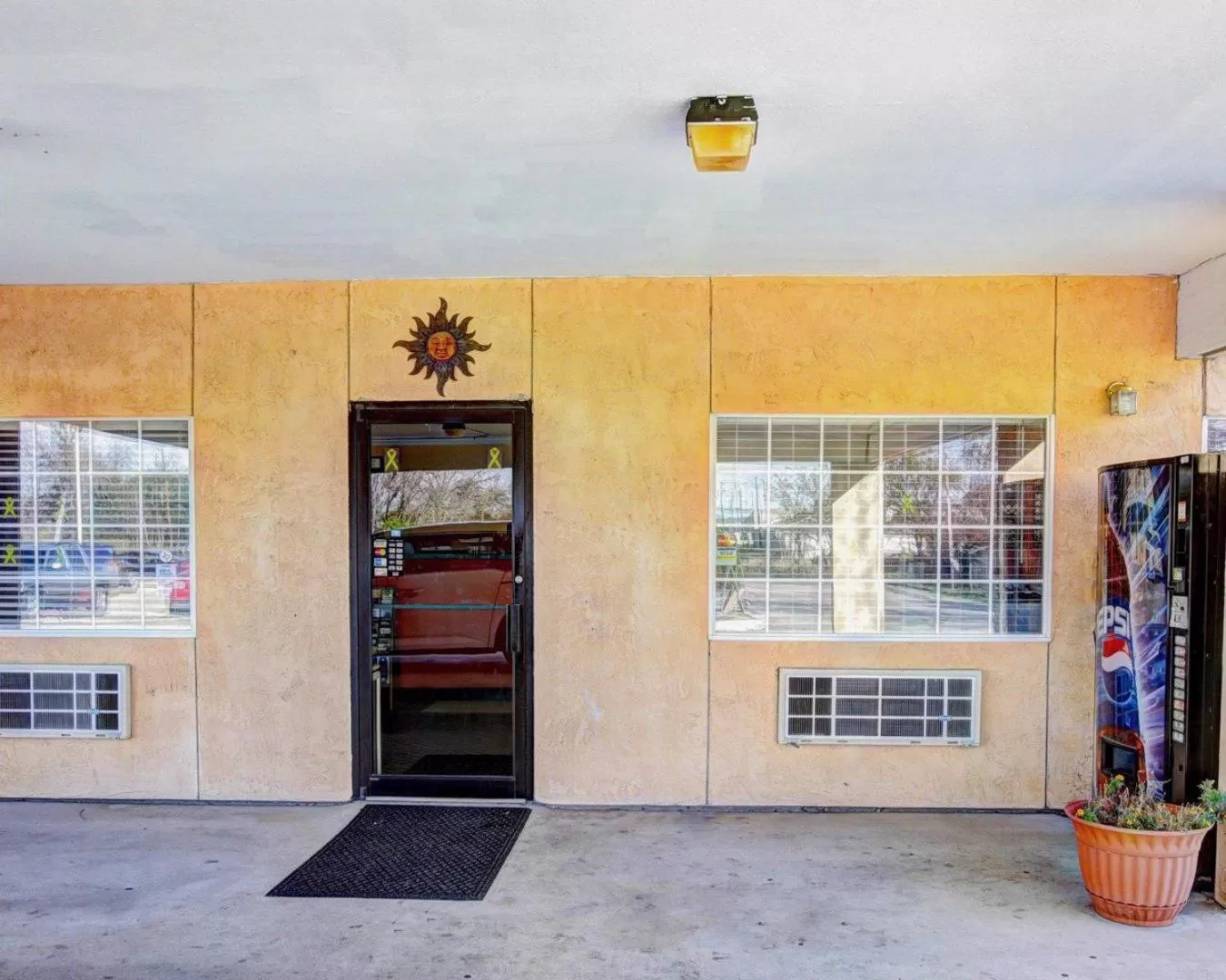 Facade/entrance in Nites Inn