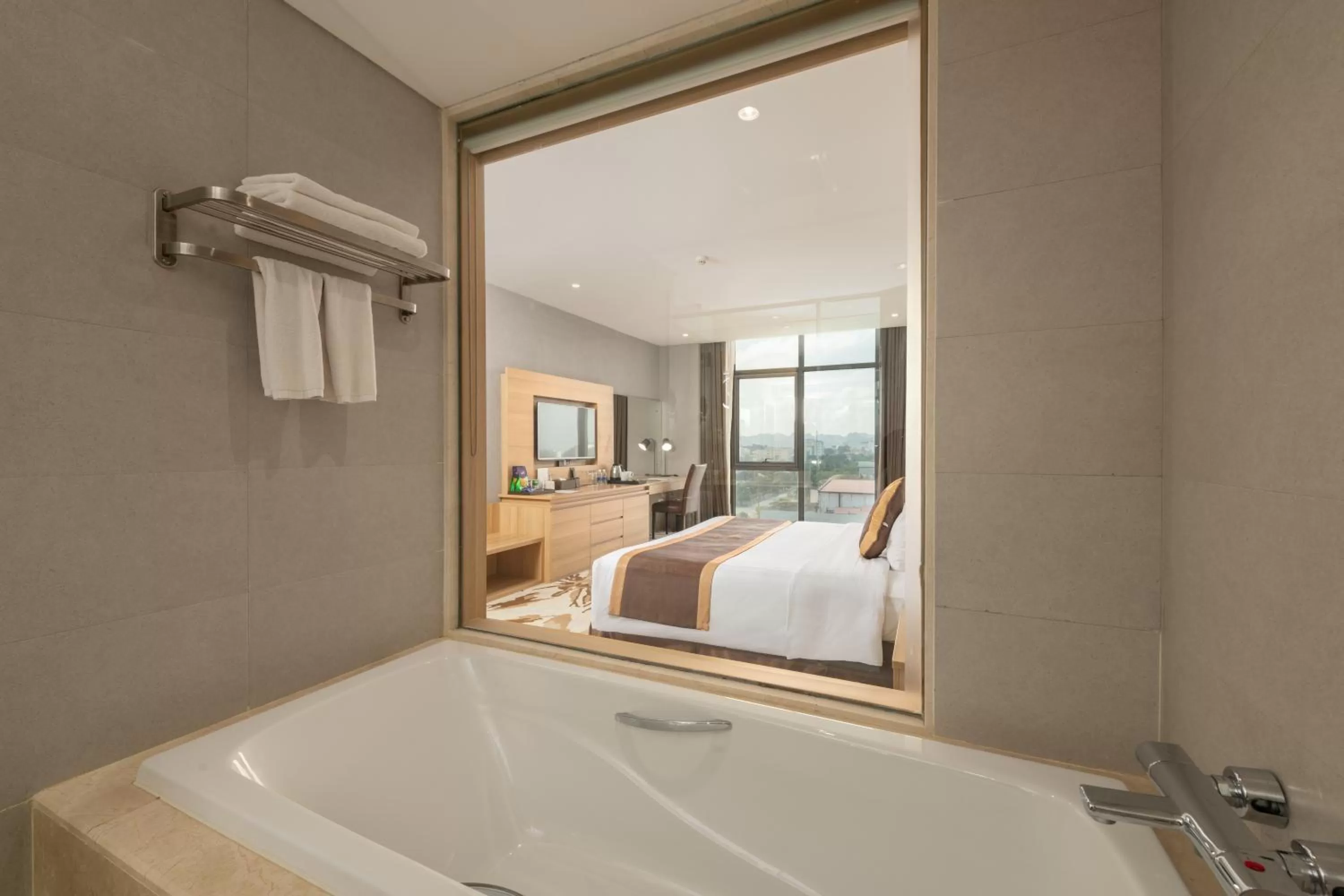 Bathroom, Bed in The Reed Hotel