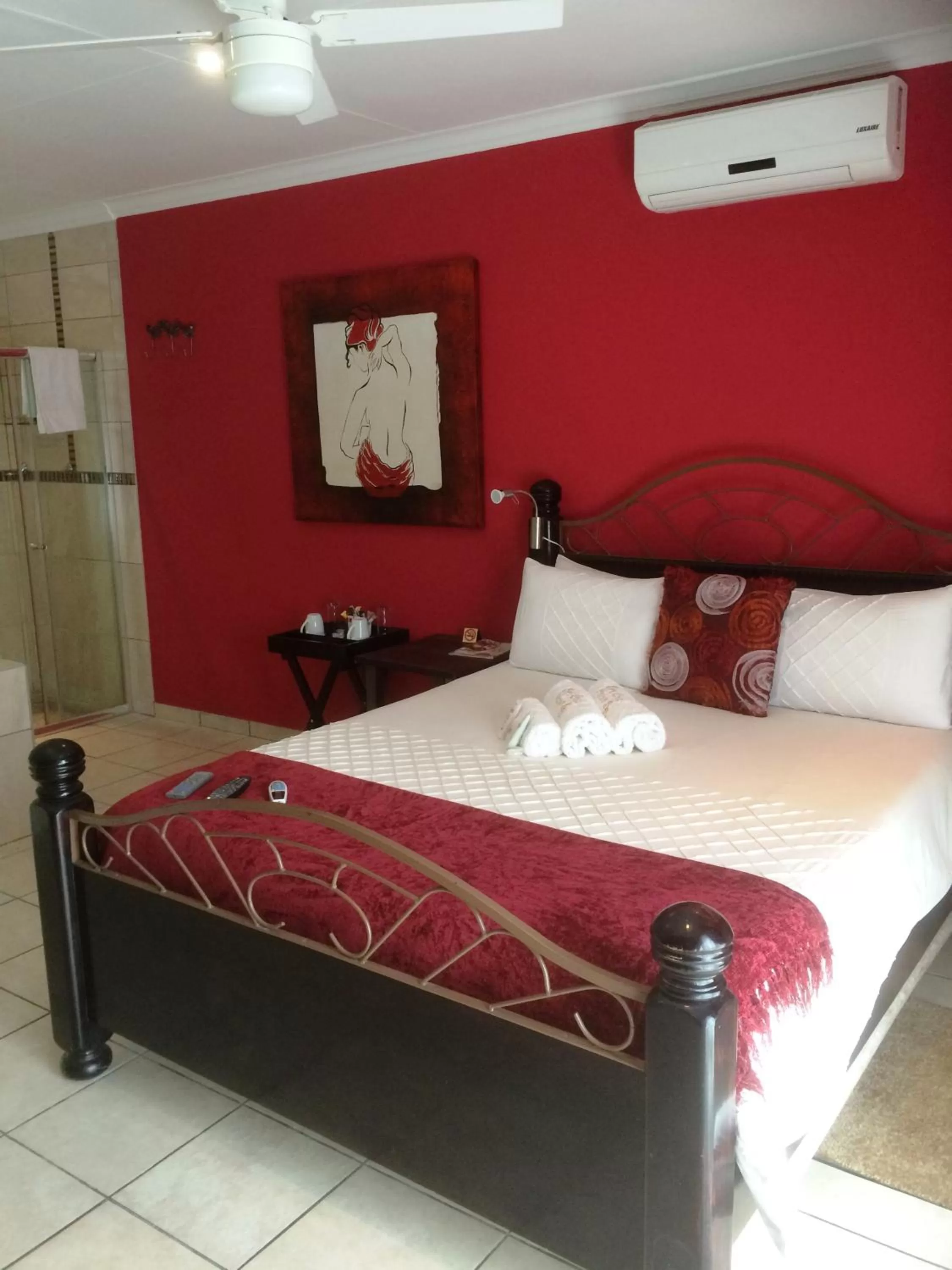 Photo of the whole room, Bed in Bri-Shel Manor B&B