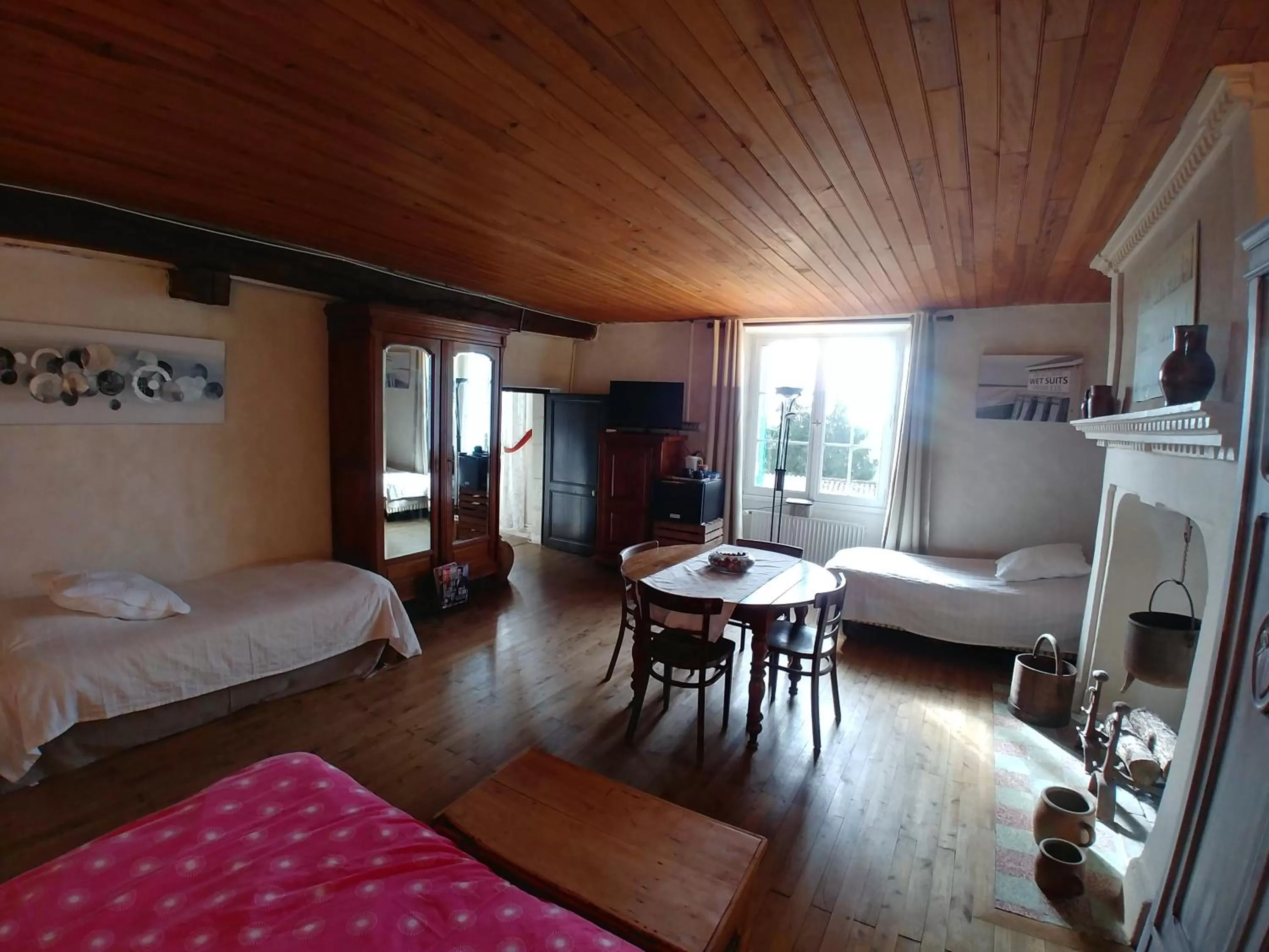 Photo of the whole room in Manoir Le Cristal - Futuroscope a petit prix , grandes chambres familiales 5-6 personnes ,