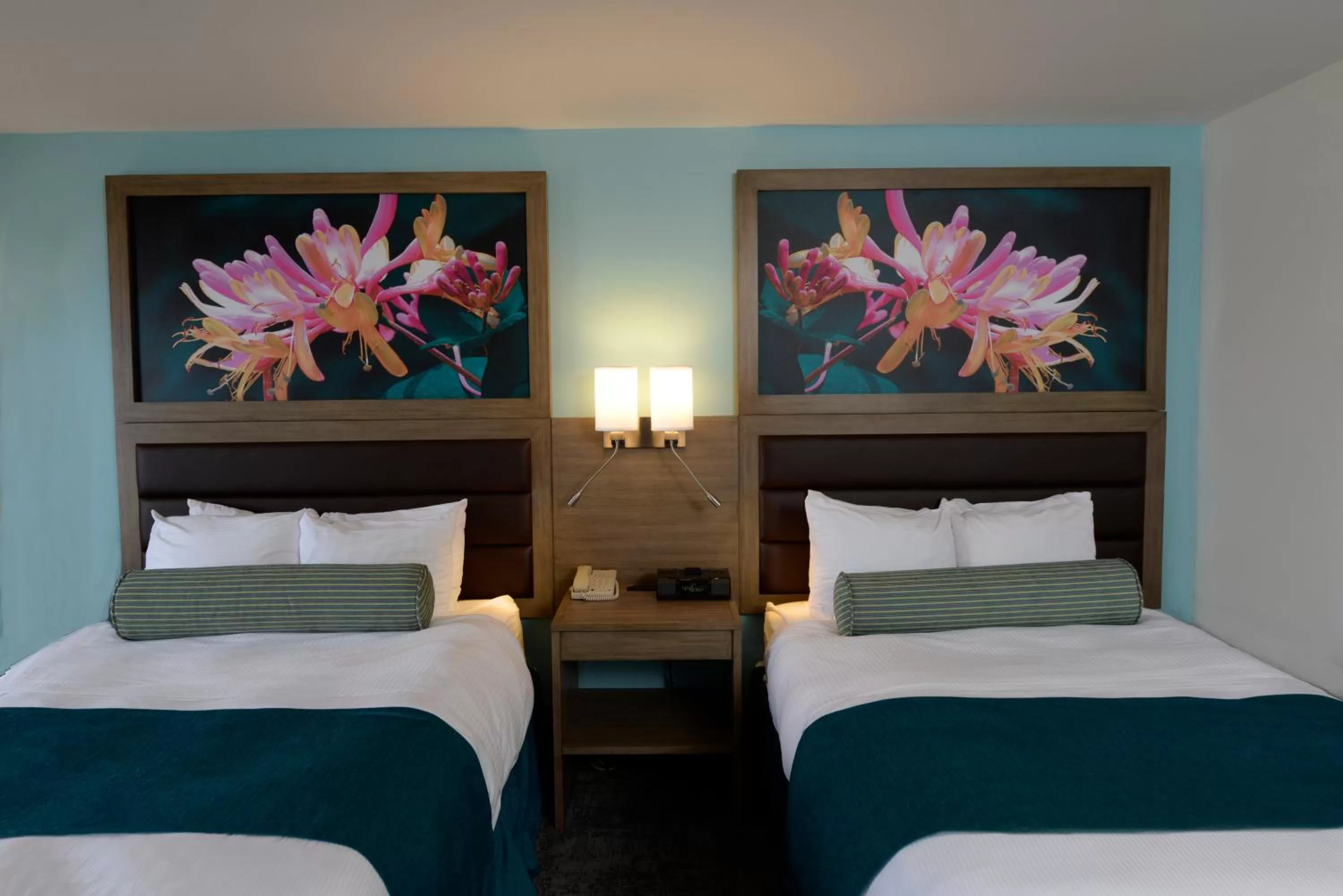 Photo of the whole room, Bed in Rod 'N' Reel Resort