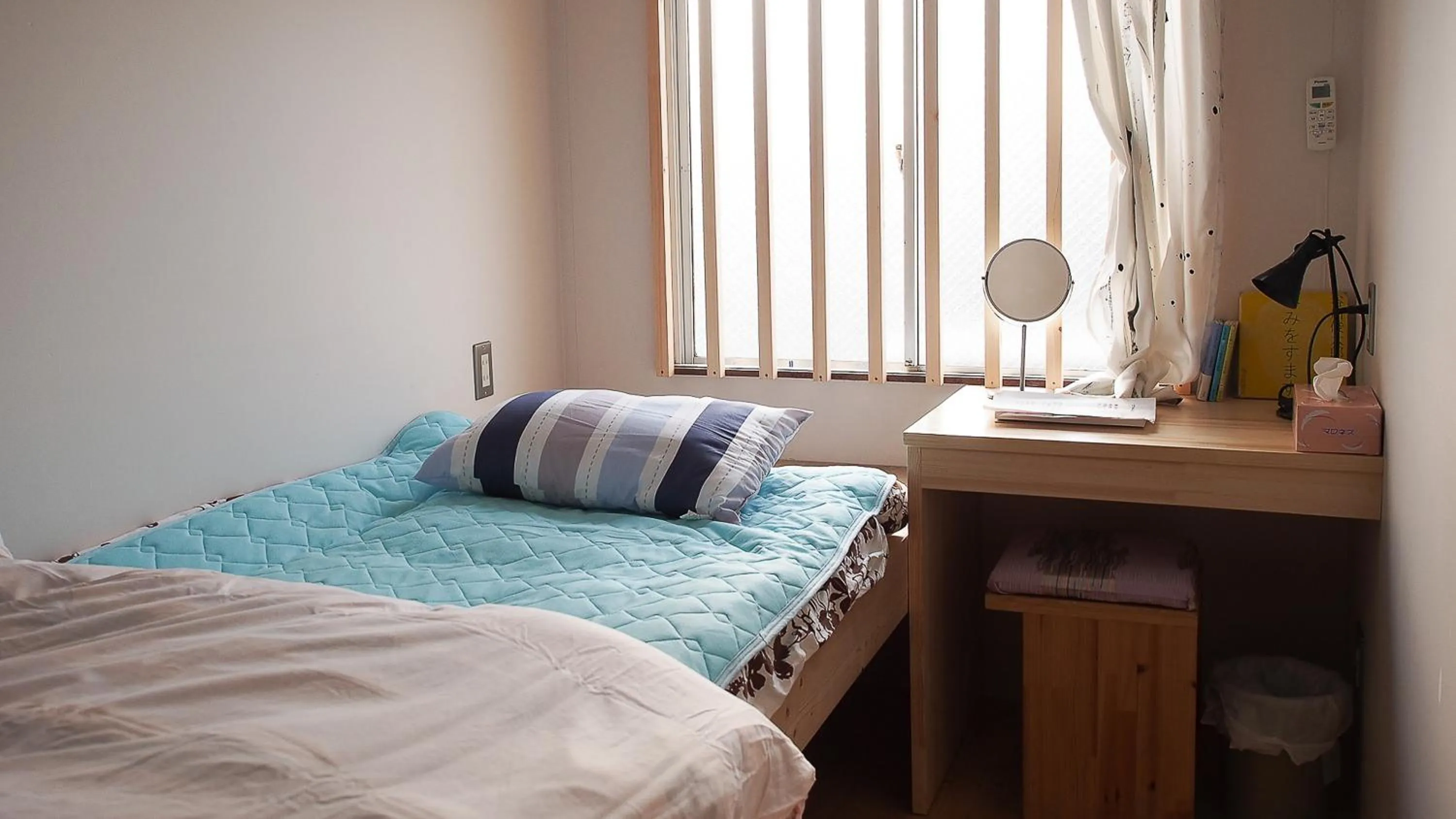 Bed in Kamagasaki University of the Arts Cafe Garden Guest House aka Cocoroom