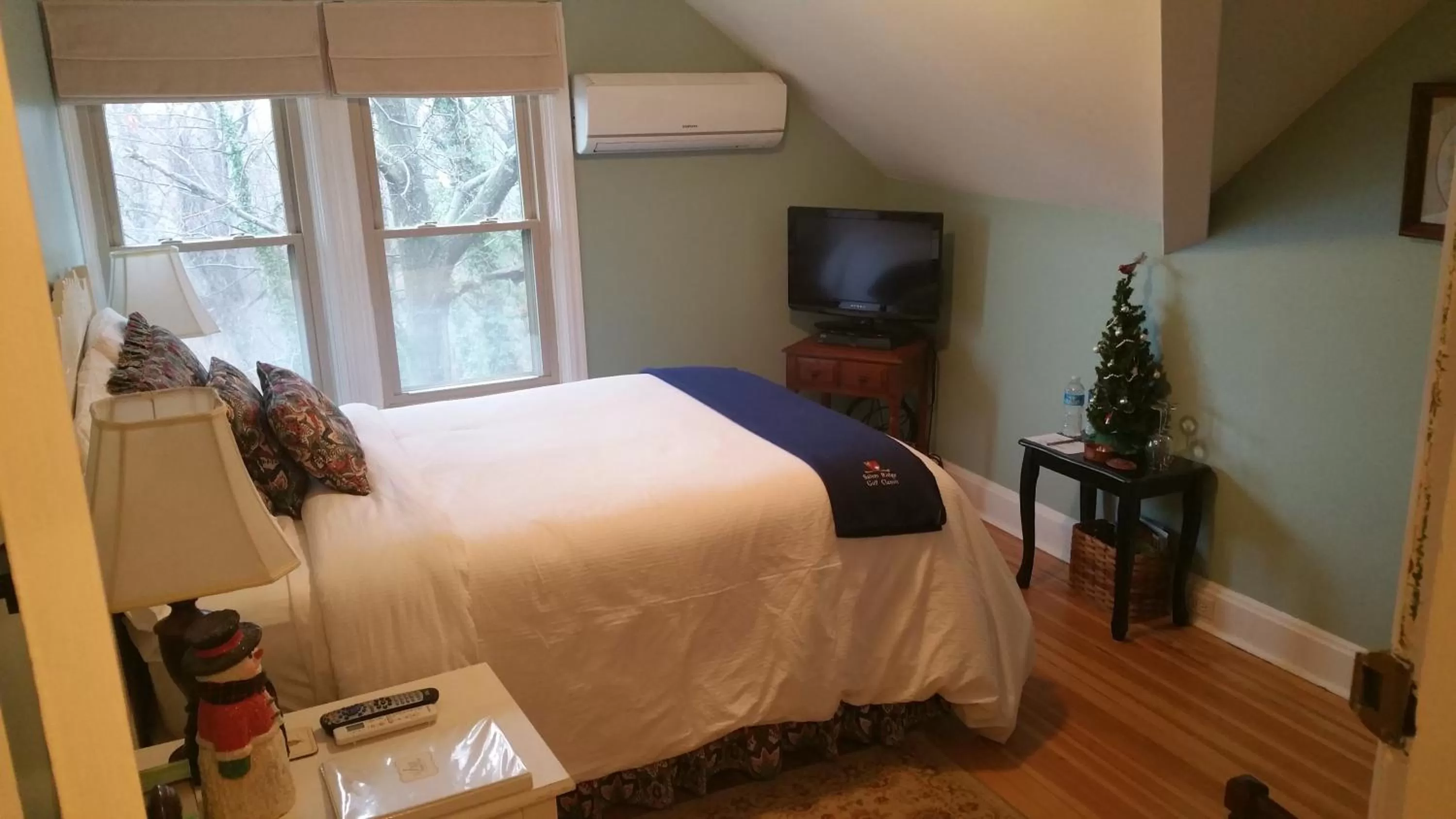 Bed in The Inn at Ragged Edge