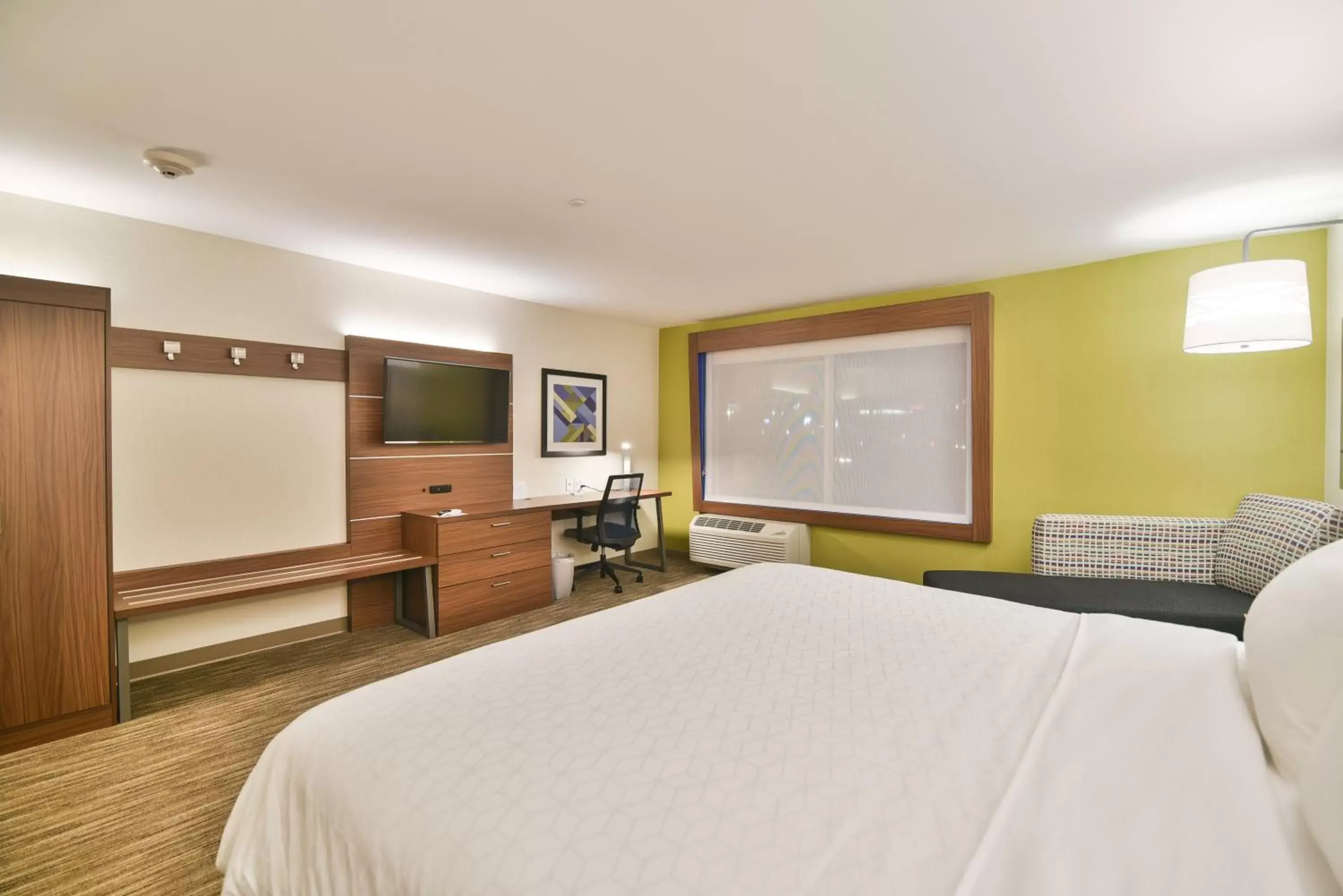 Standard King Room in Holiday Inn Express & Suites Lehi - Thanksgiving Point by IHG Standard King Room in Holiday Inn Express & Suites Lehi - Thanksgiving Point by IHG
