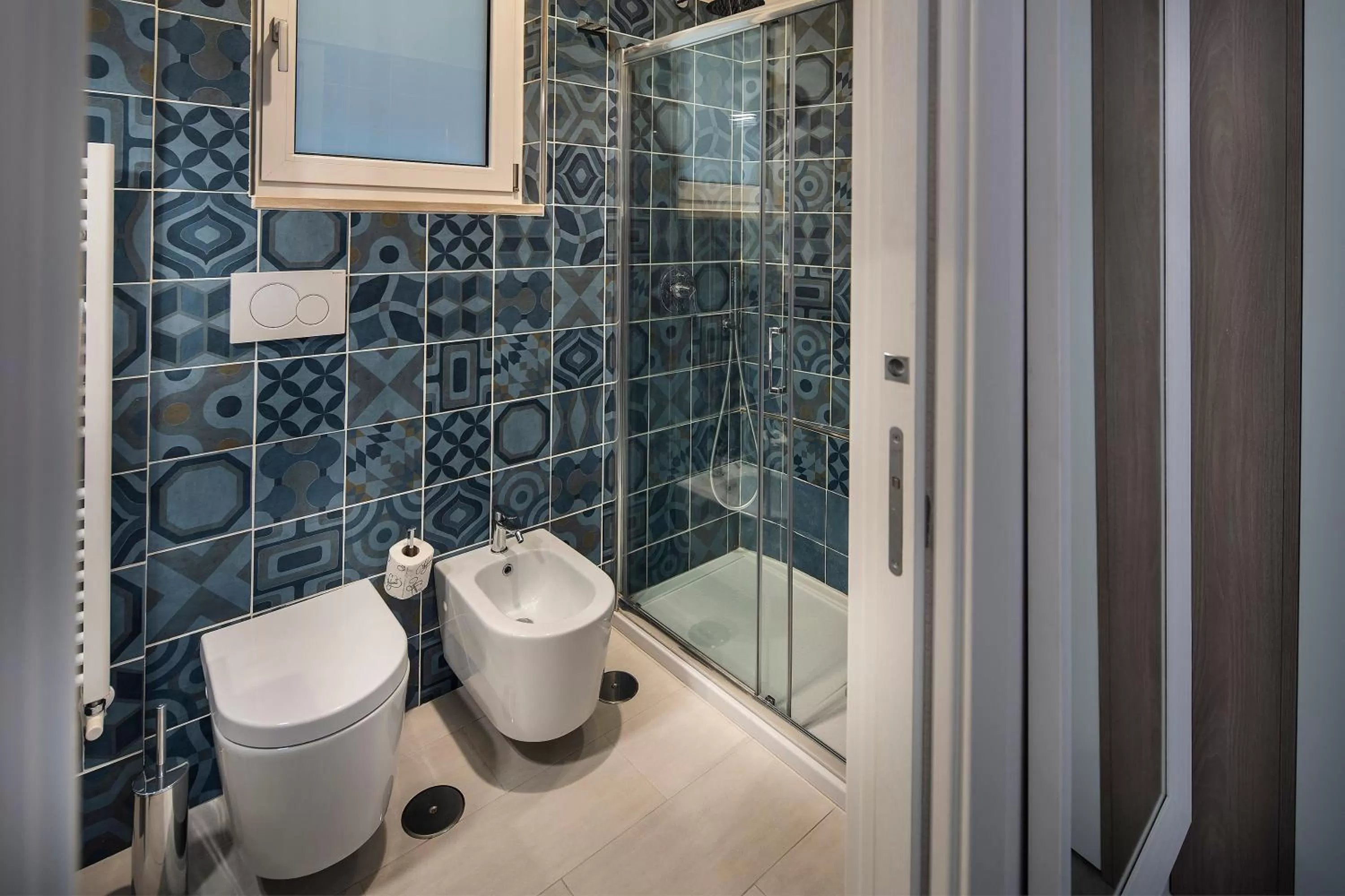 Toilet in IstayinToledo Luxury Guest House