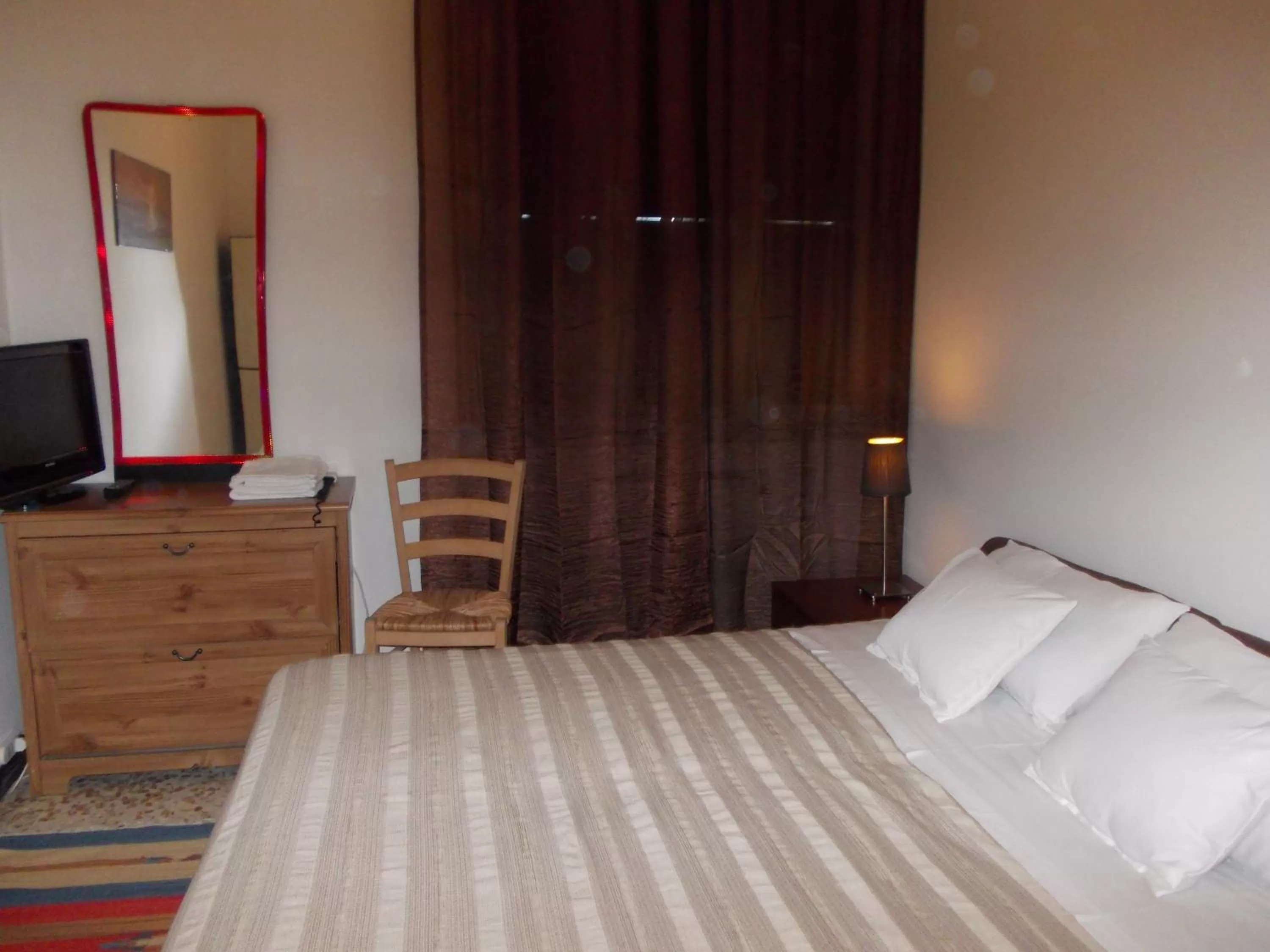 Photo of the whole room, Bed in Travellers Lodge Bed & Rooms