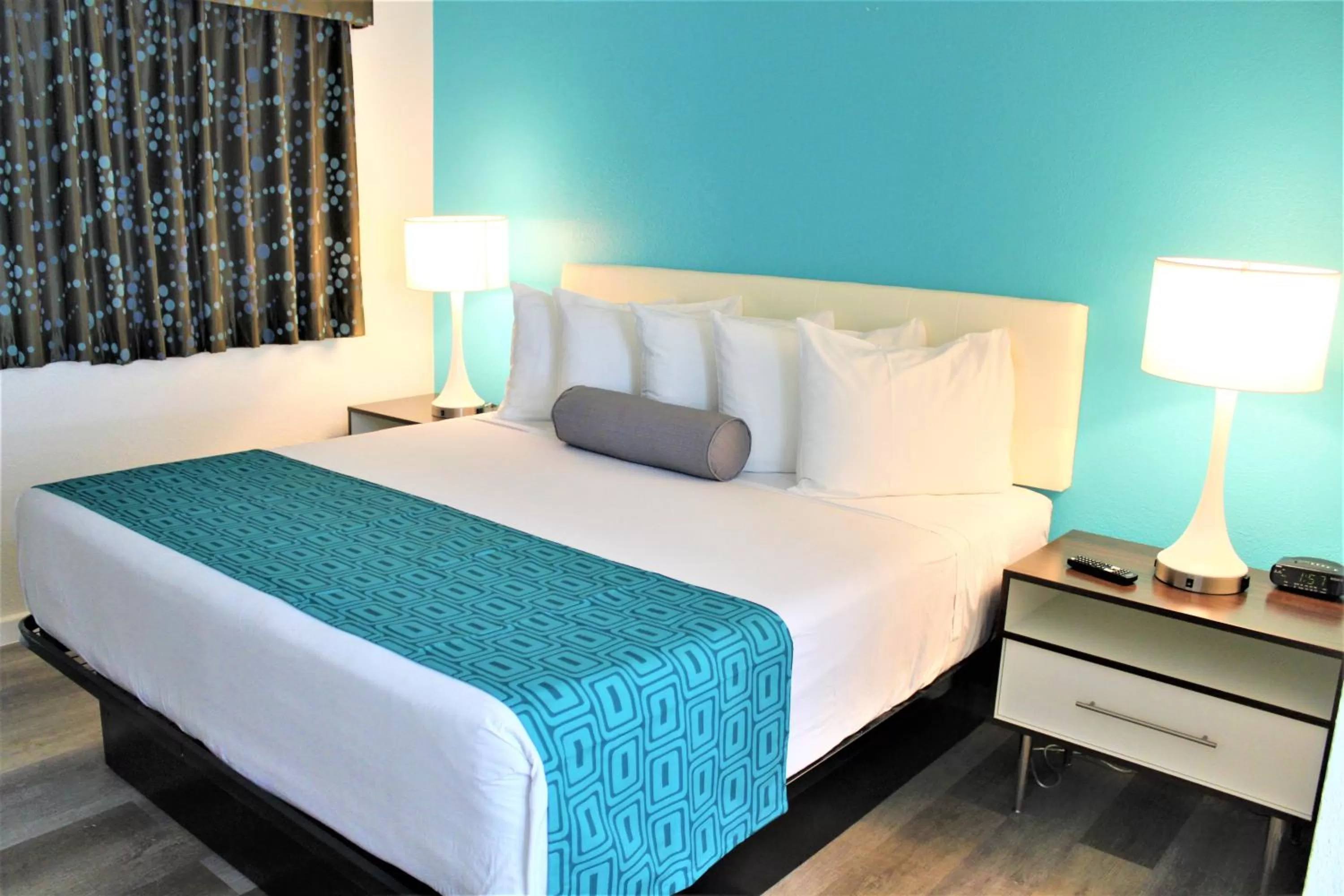 Shower, Bed in Howard Johnson Suites by Wyndham San Diego Chula Vista BayFront