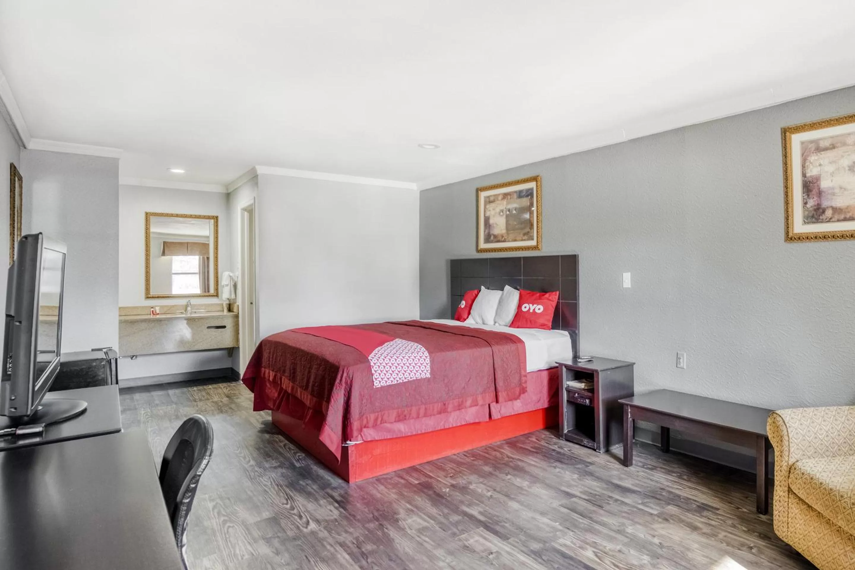 King Room in OYO Hotel Pineville LA Hwy 165