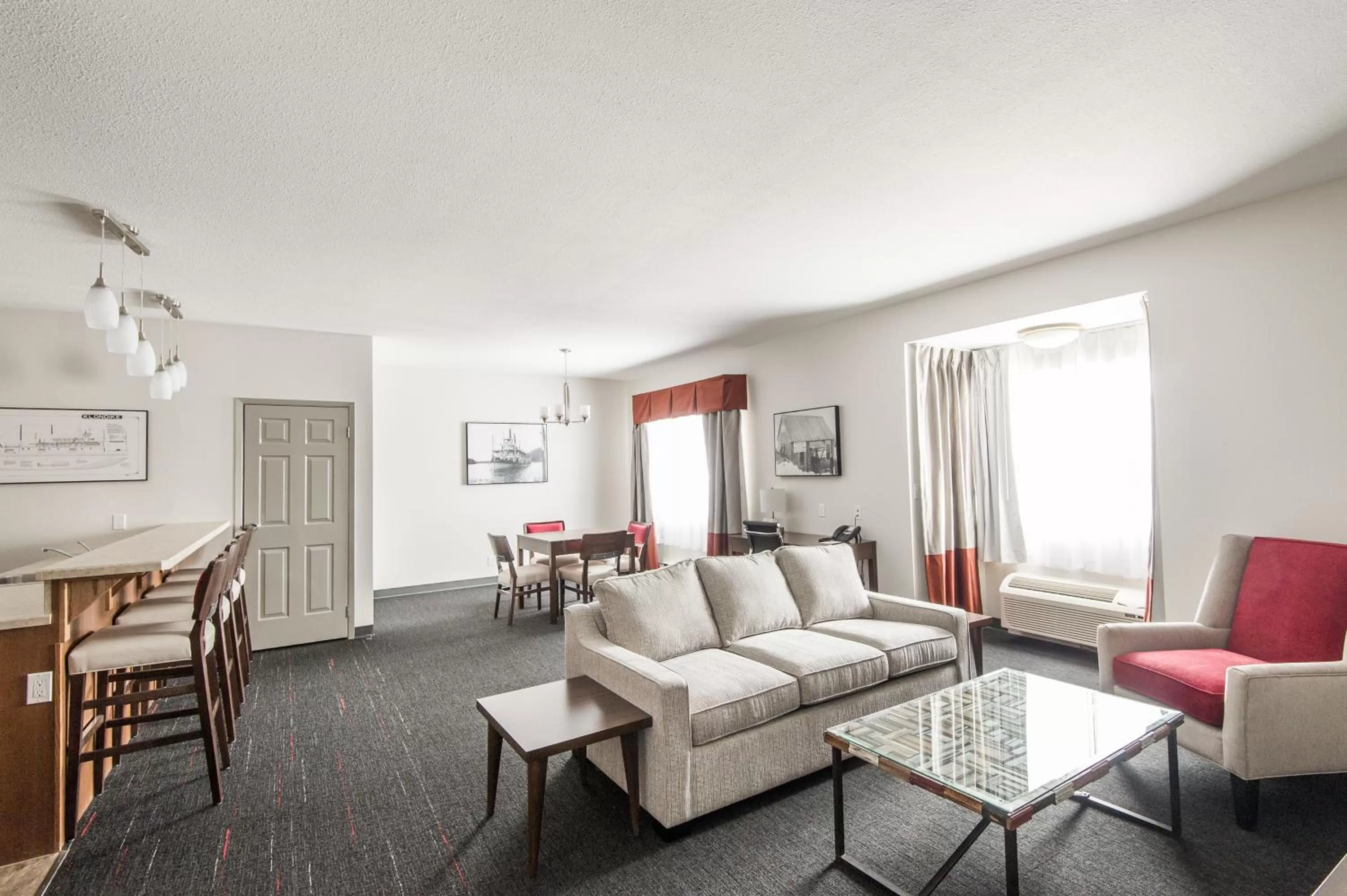 Photo of the whole room in Edgewater Hotel