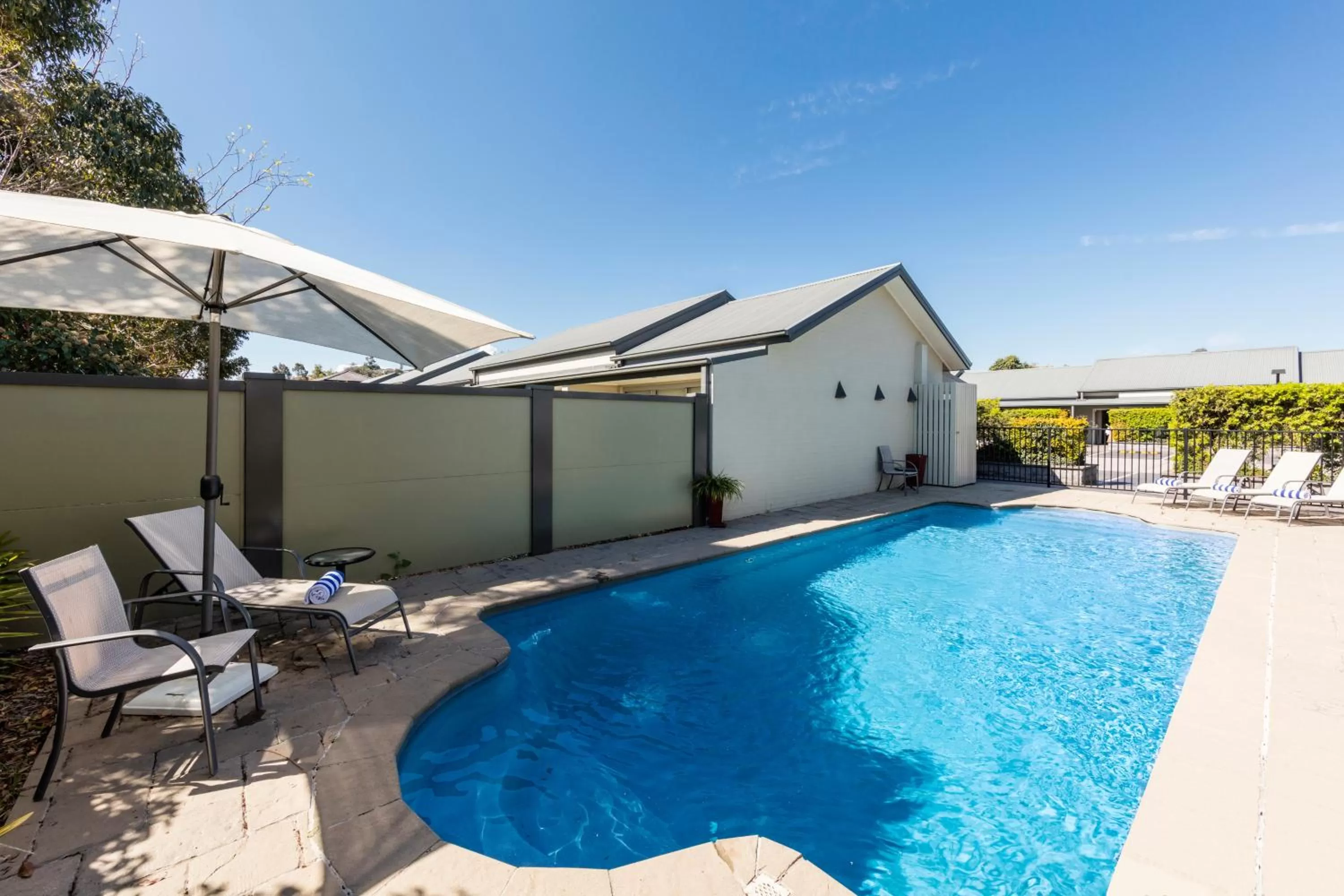 Swimming pool in Hunter Gateway Motel