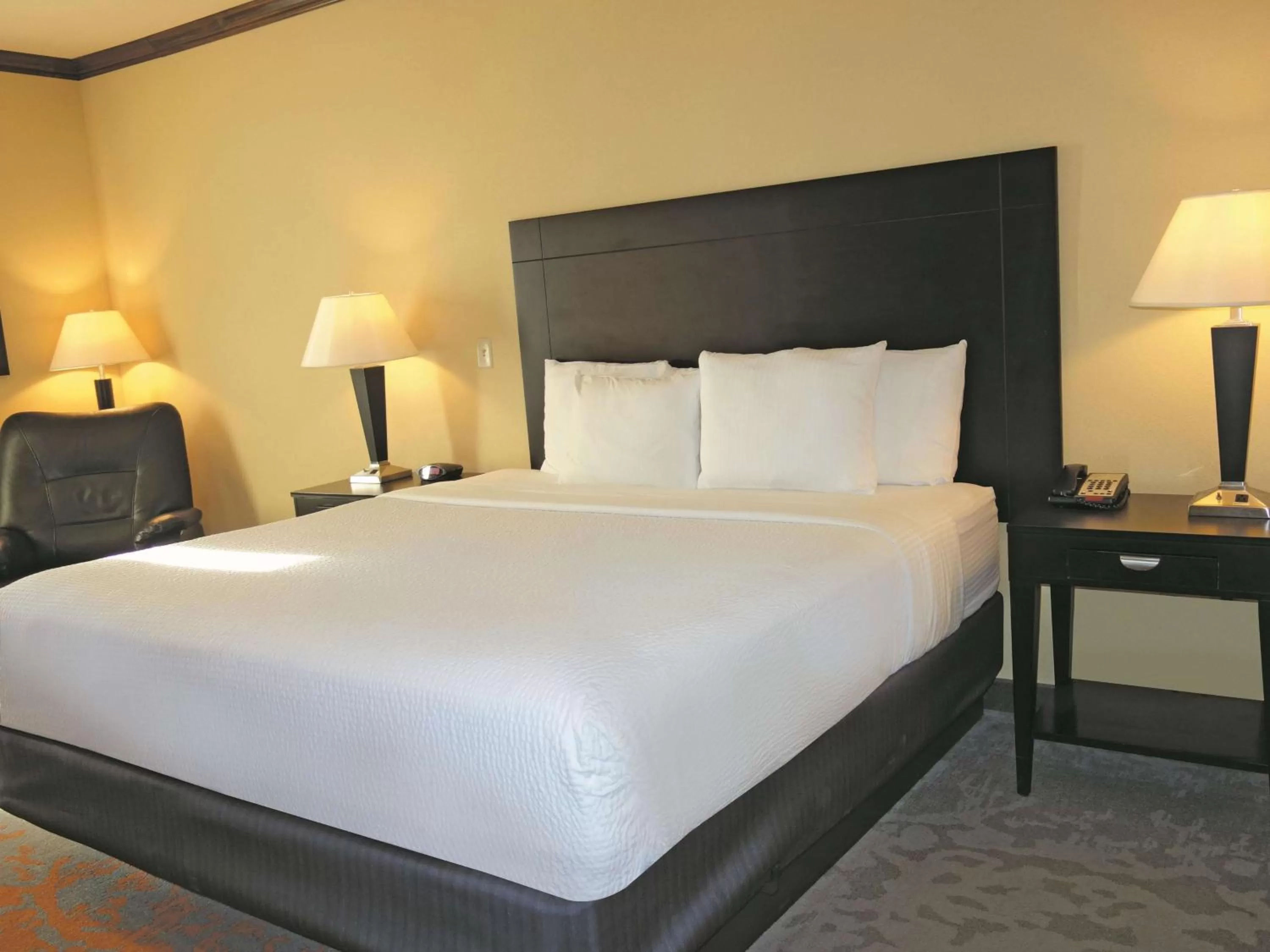 Photo of the whole room, Bed in La Quinta by Wyndham Eastland