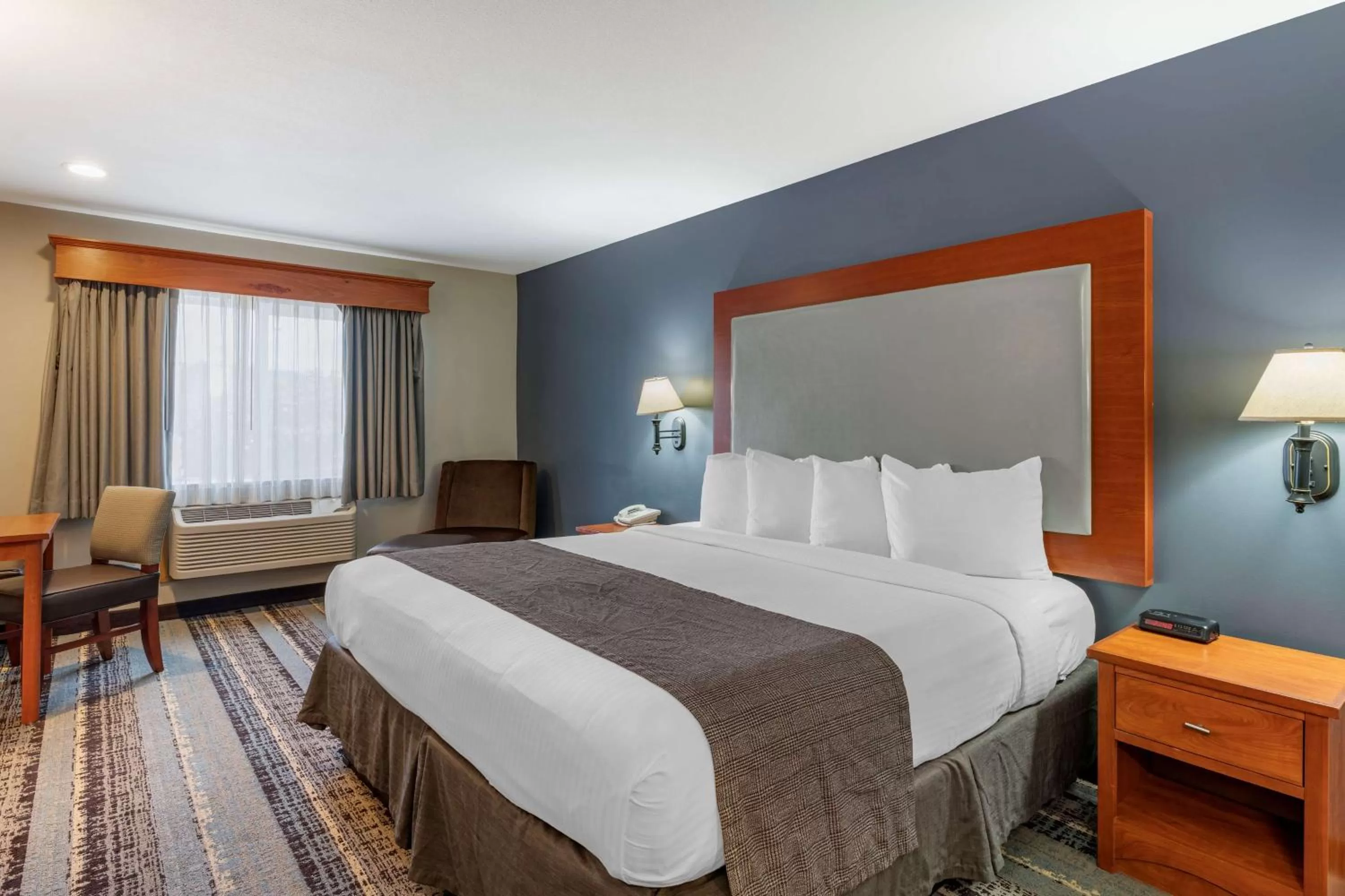 Bedroom, Bed in Best Western Newberg Inn