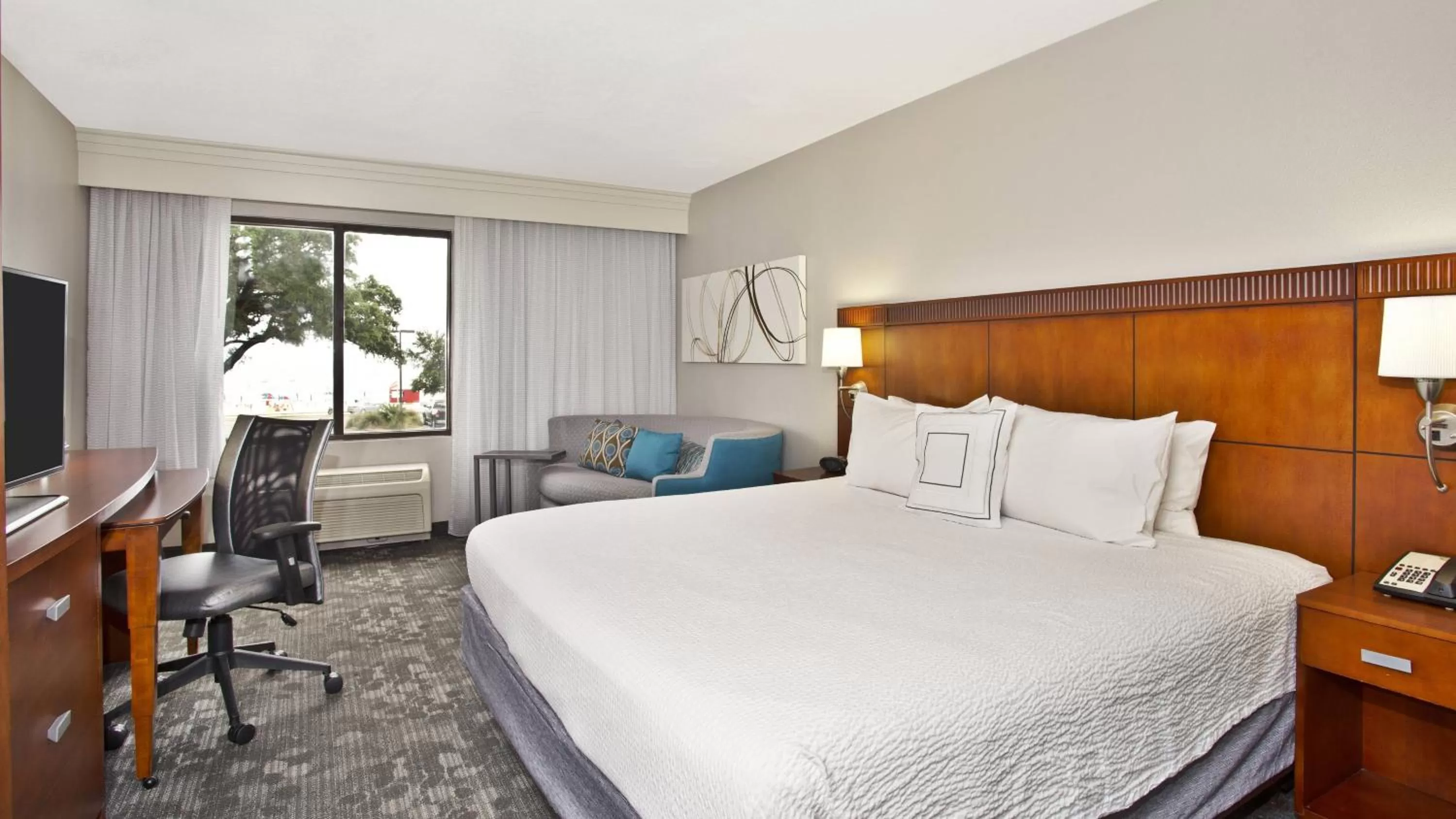 Bed in Courtyard by Marriott Gulfport Beachfront