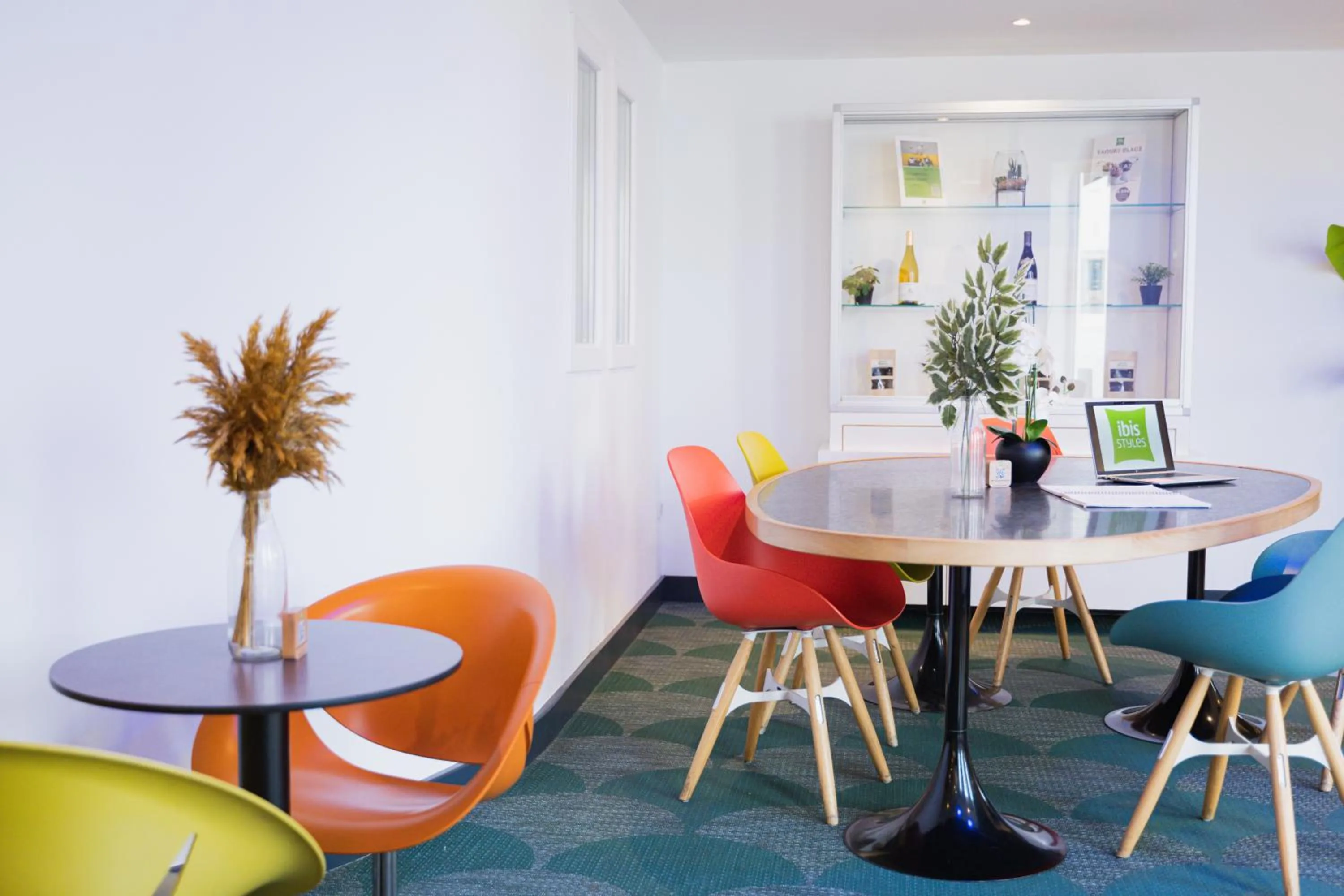Seating area in ibis Styles Lyon Sud Vienne