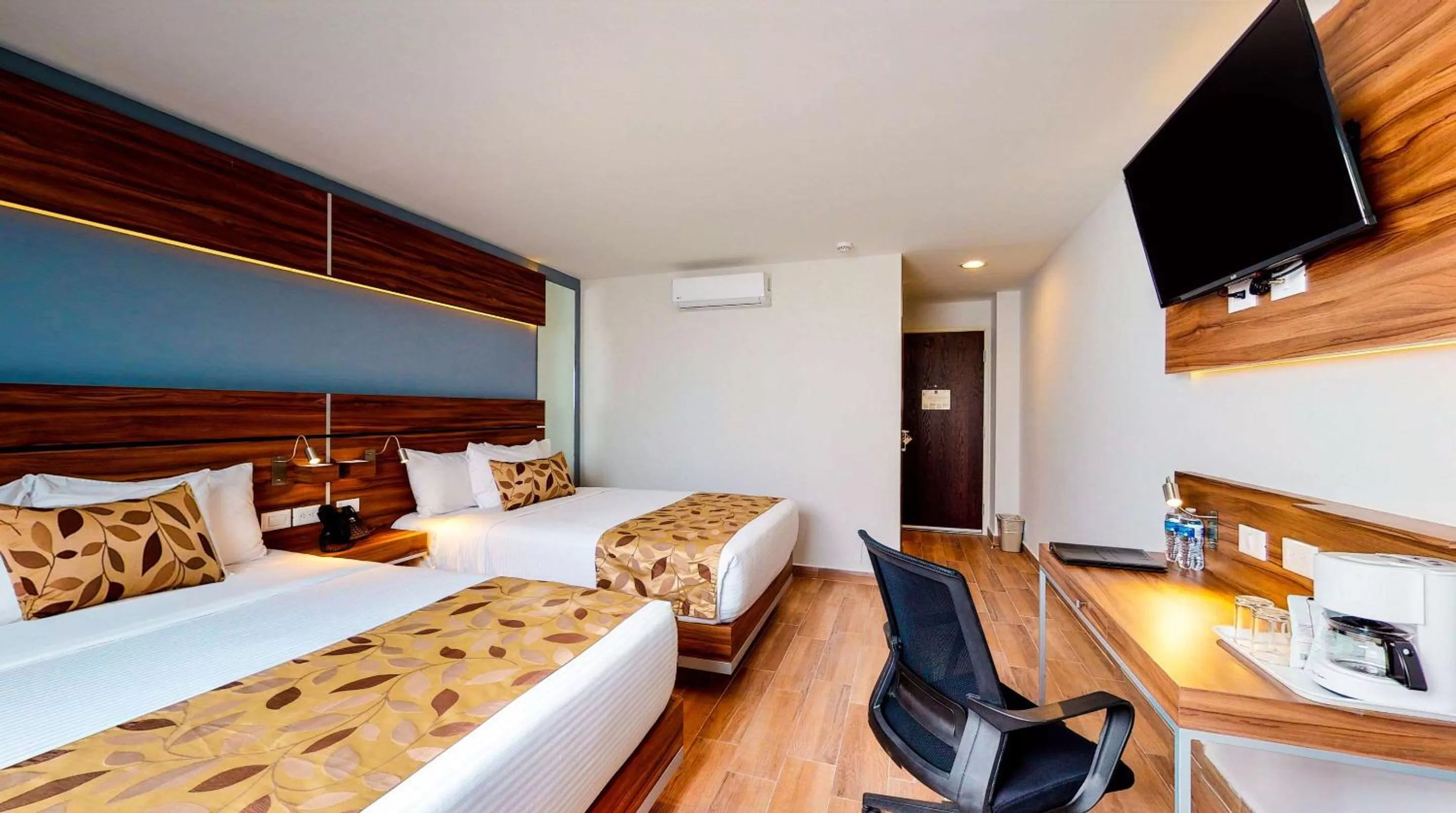 Photo of the whole room, Bed in Sleep Inn Queretaro