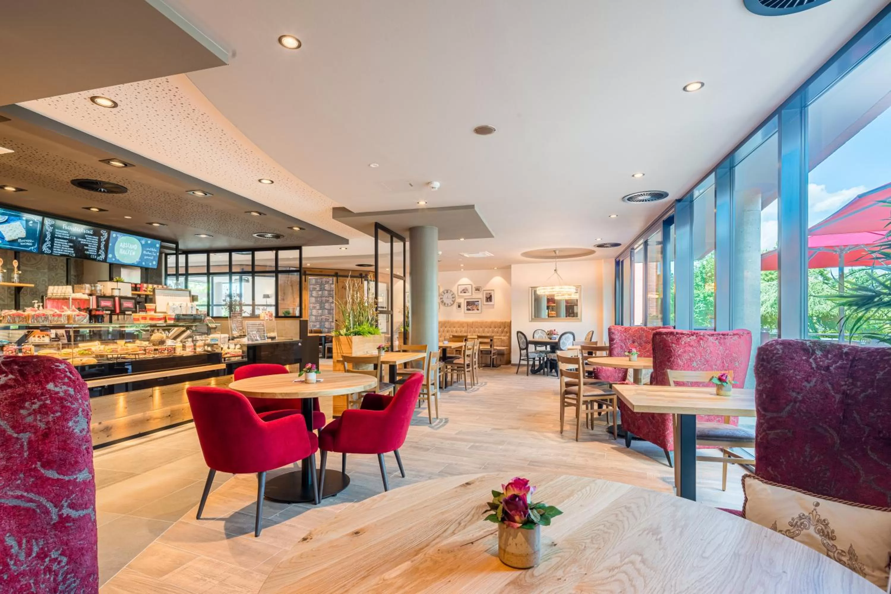 Dining area in Stadthotel Lohne, Self Check In, mit Bäckerei und Cafe