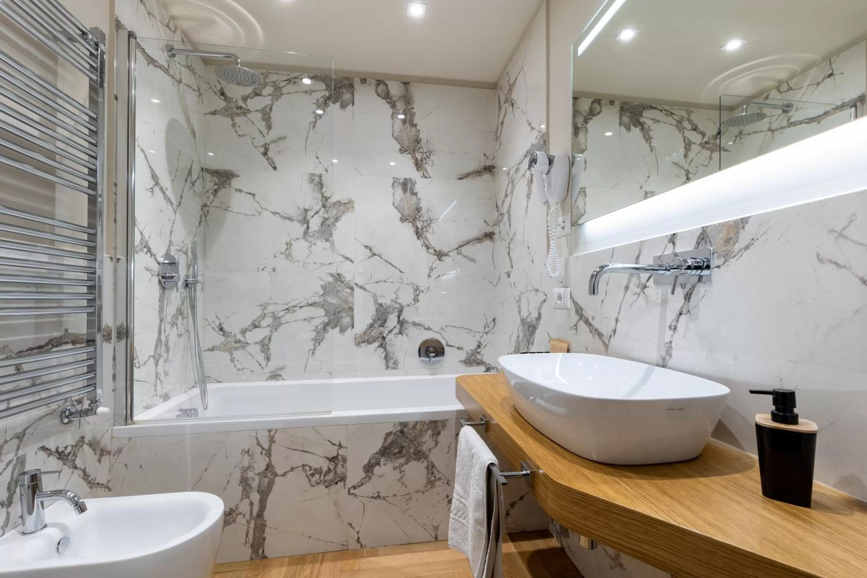 Shower, Bathroom in Suites Romae Rex