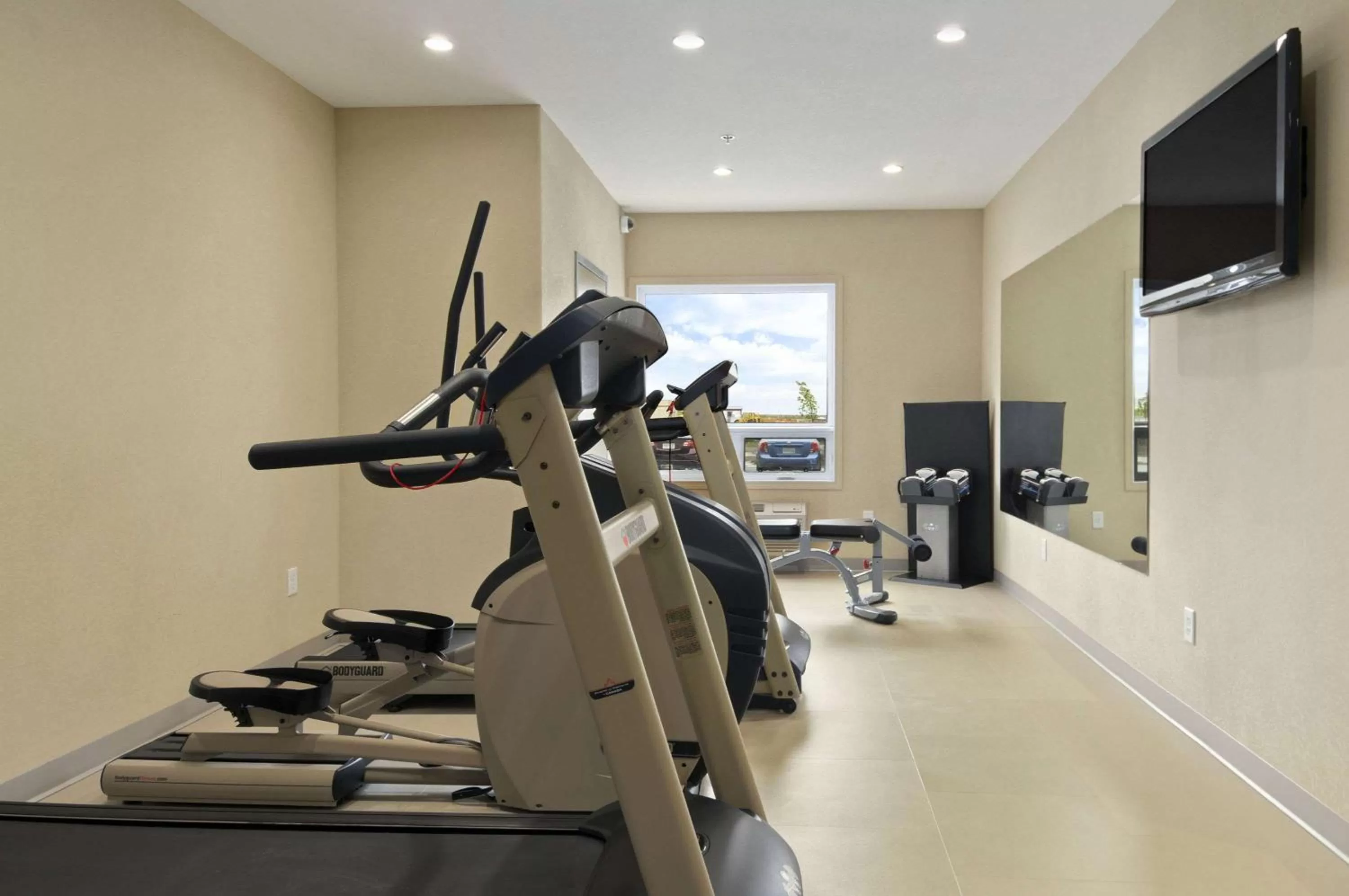 Fitness centre/facilities in Days Inn by Wyndham Regina Airport West