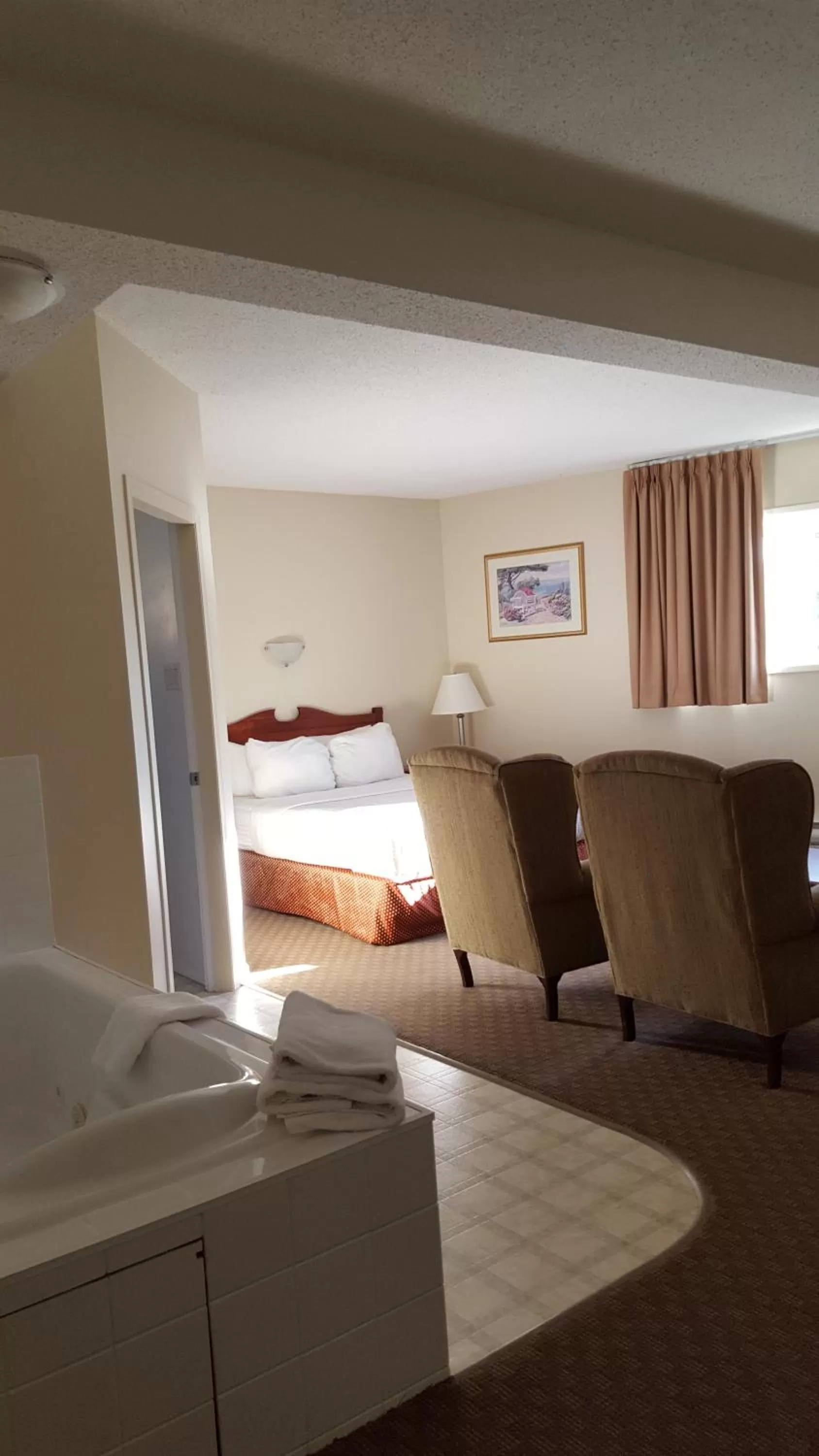 Photo of the whole room, Bed in Knights Inn Lethbridge