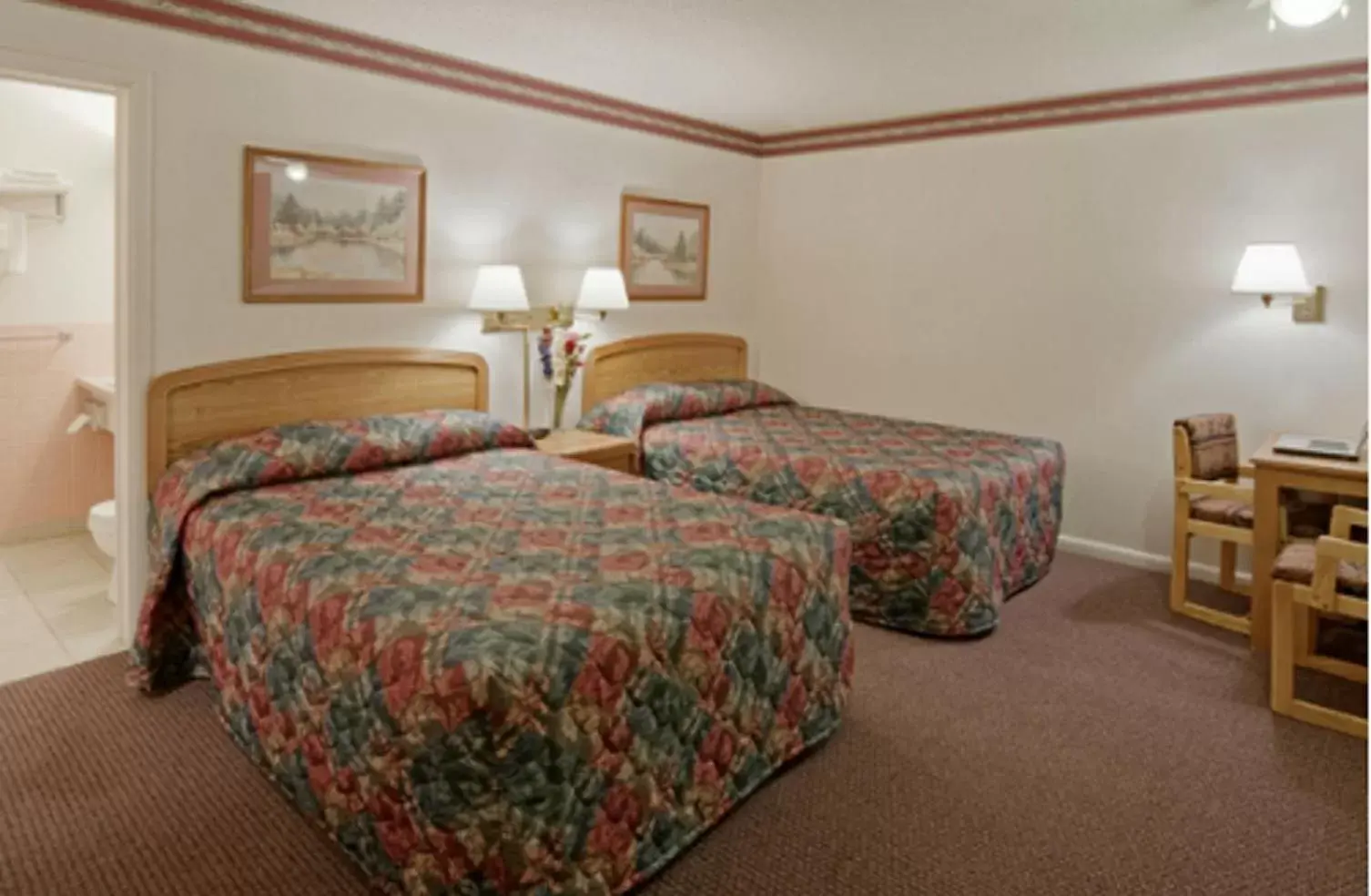Double Room with Two Double Beds - Smoking in Americas Best Value Inn Belleville Double Room with Two Double Beds - Smoking in Americas Best Value Inn Belleville