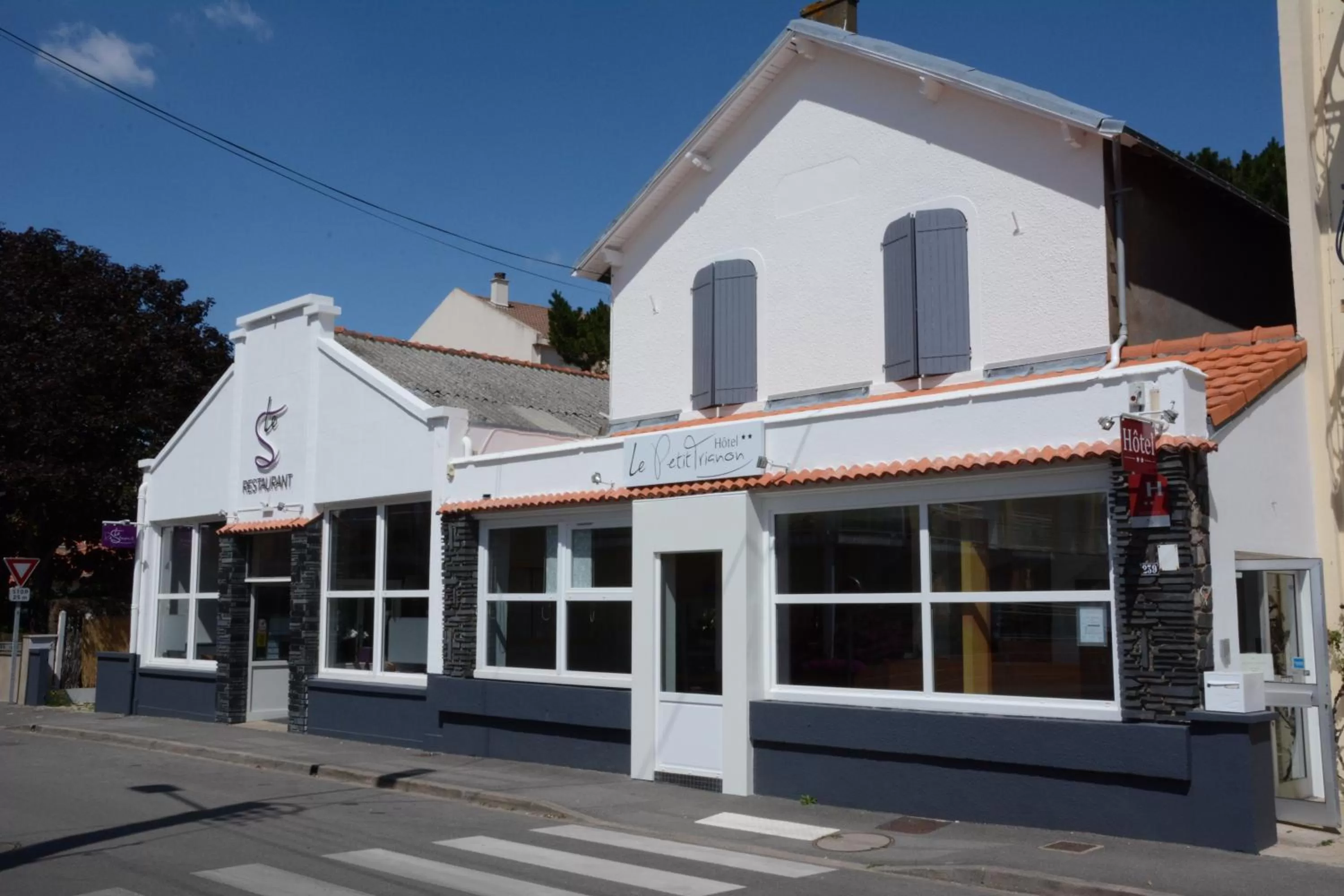 Facade/entrance in Logis Le Petit Trianon