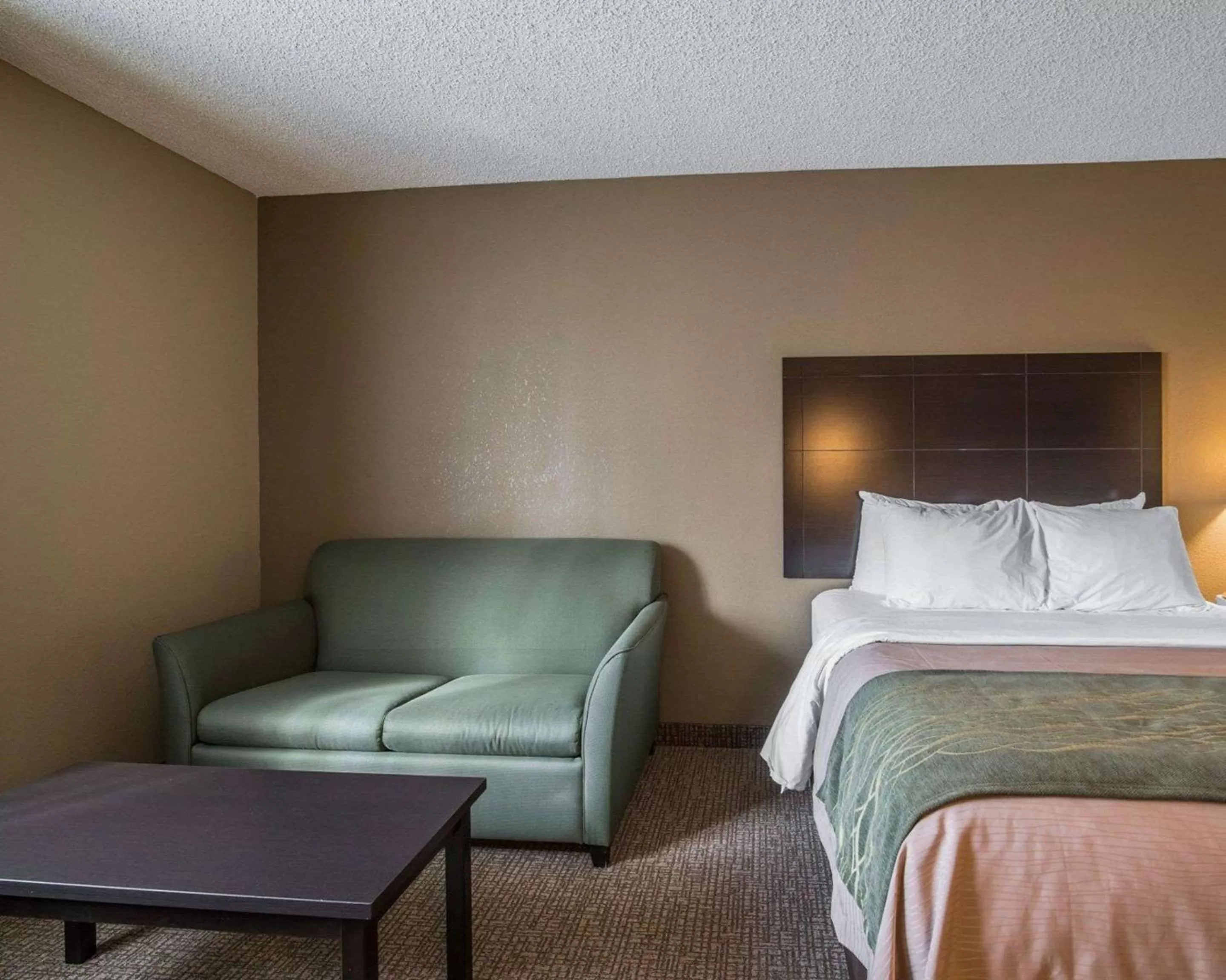 Photo of the whole room, Bed in Comfort Inn Saugerties