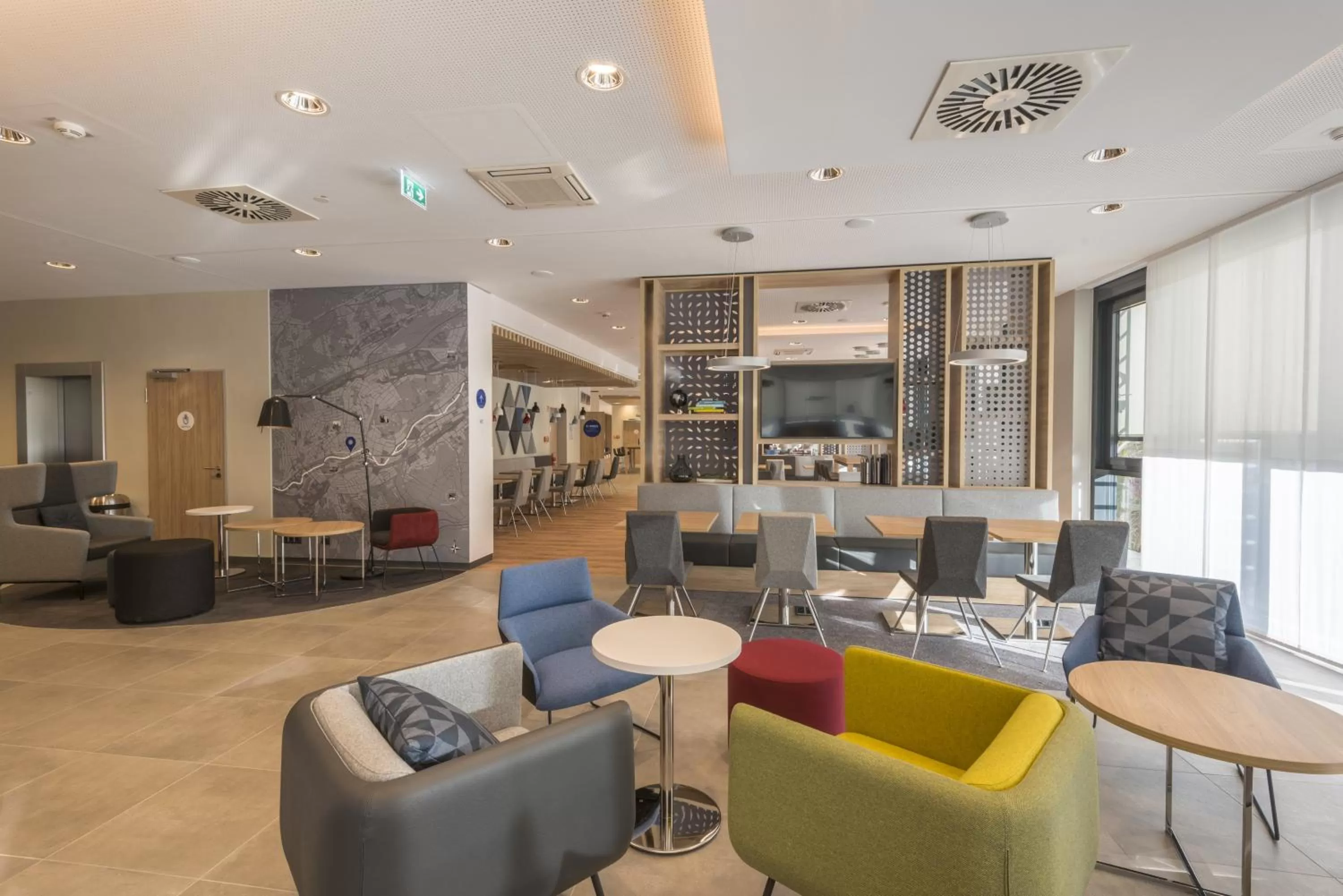 Lounge or bar in Holiday Inn Express - Wuppertal - Hauptbahnhof by IHG