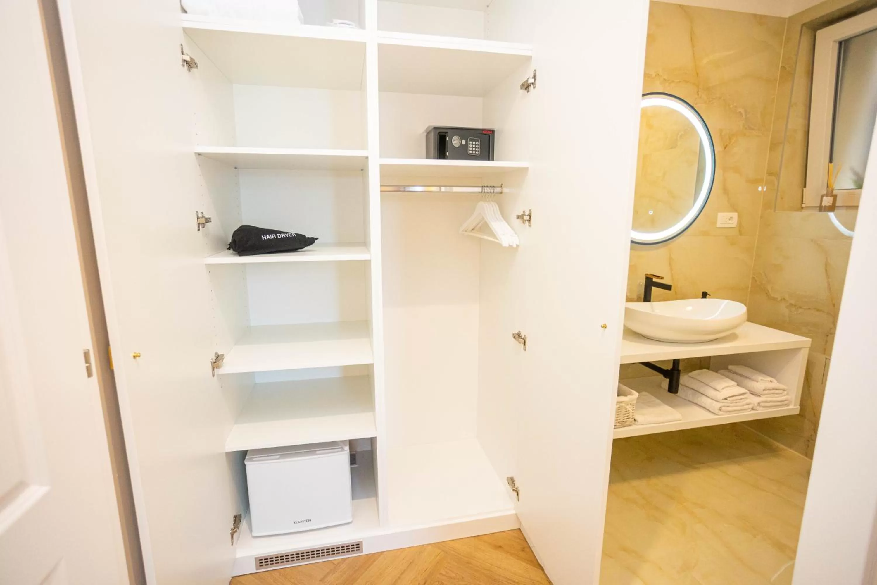 wardrobe in City and Style Luxury Rooms Split
