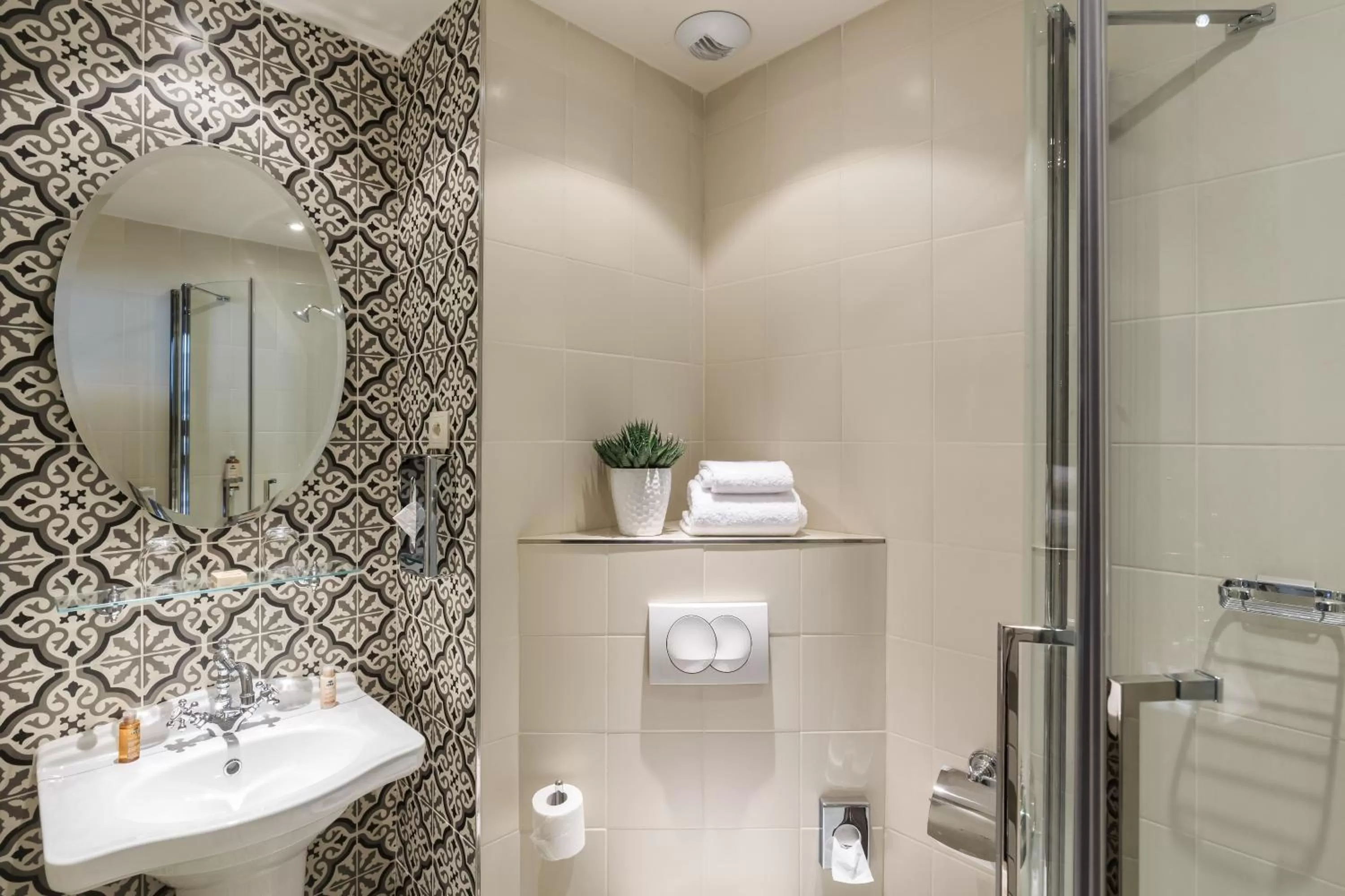 Bathroom in Villa Otero by Happyculture