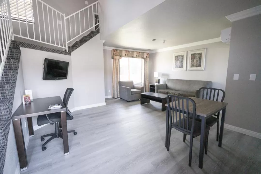 Living room in Alexis Park All Suite Resort