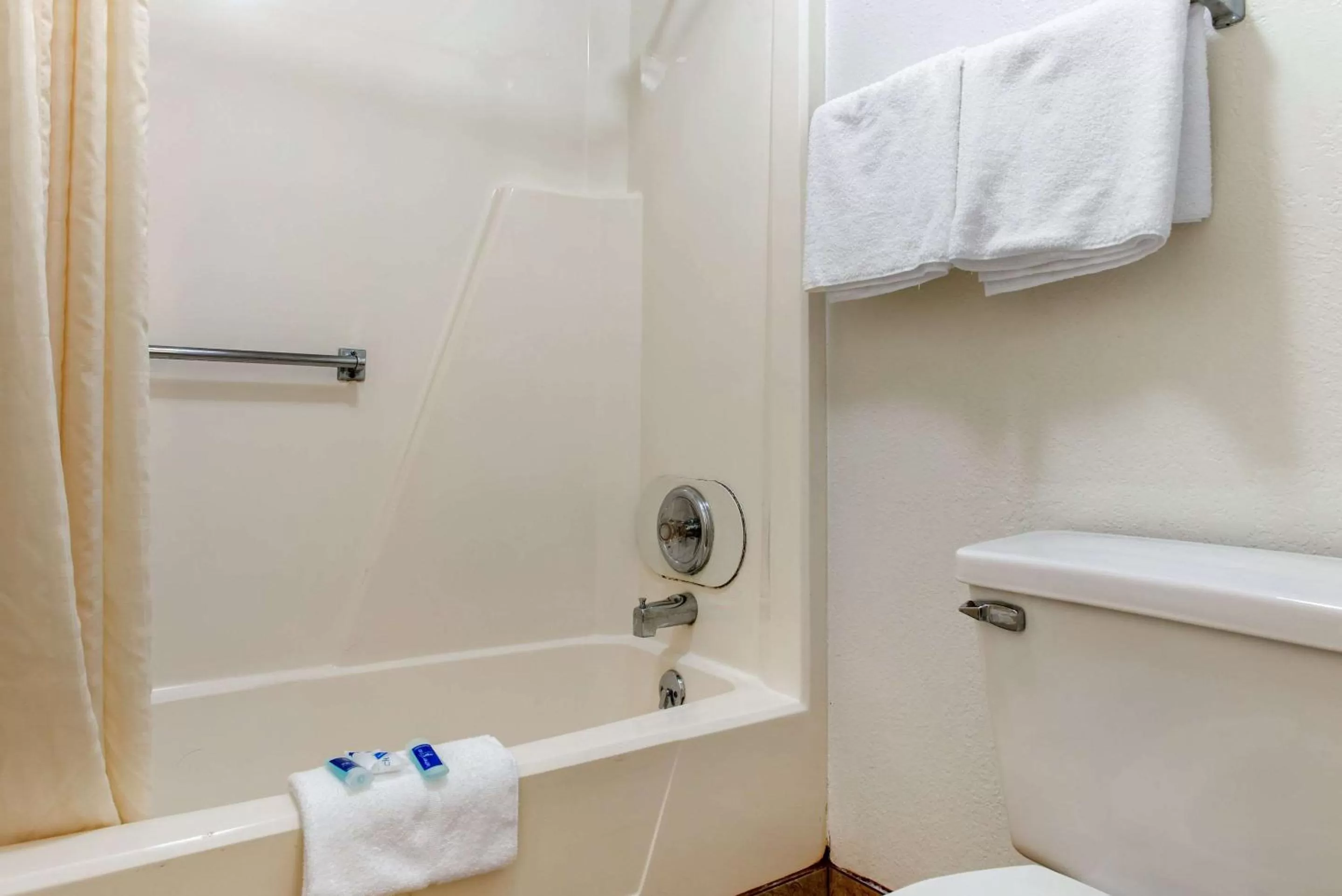 Bathroom in Rodeway Inn Sharonville - Cincinnati North