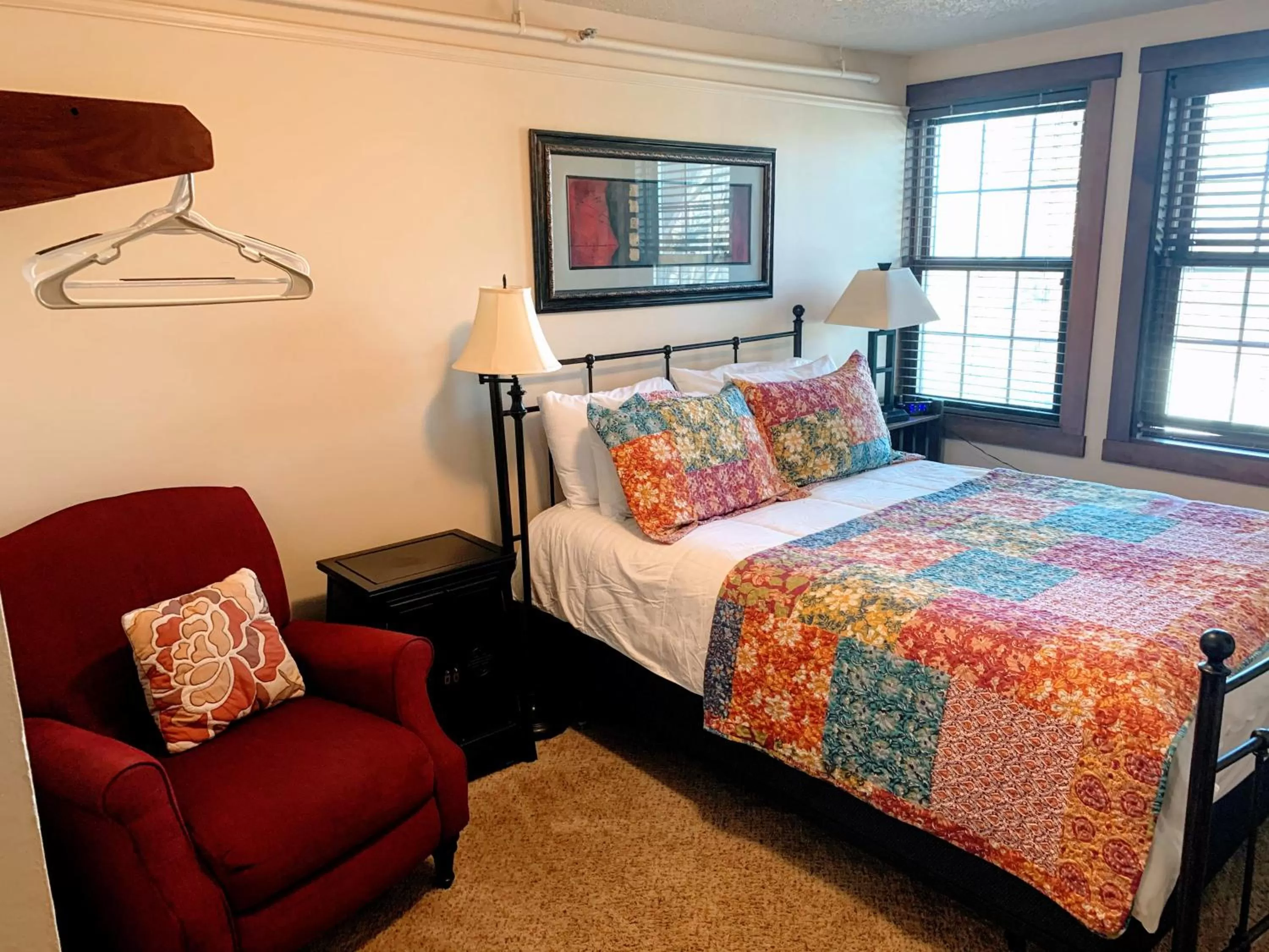 Bed in Iowa House Historic Inn