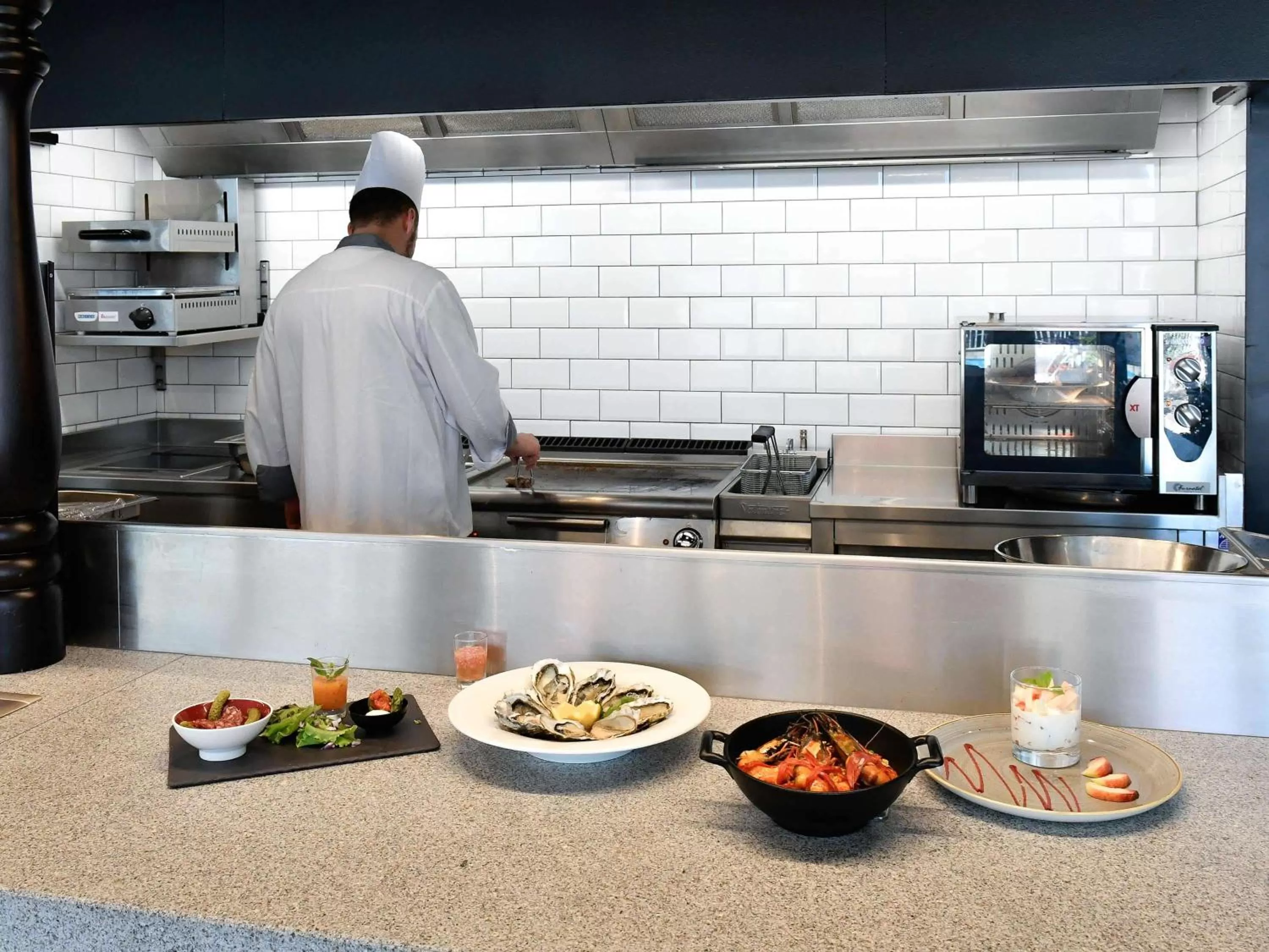 Restaurant/places to eat in Novotel Caen Côte de Nacre