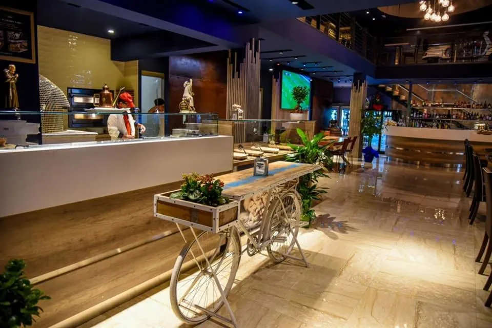 Restaurant/places to eat in Business Hotel