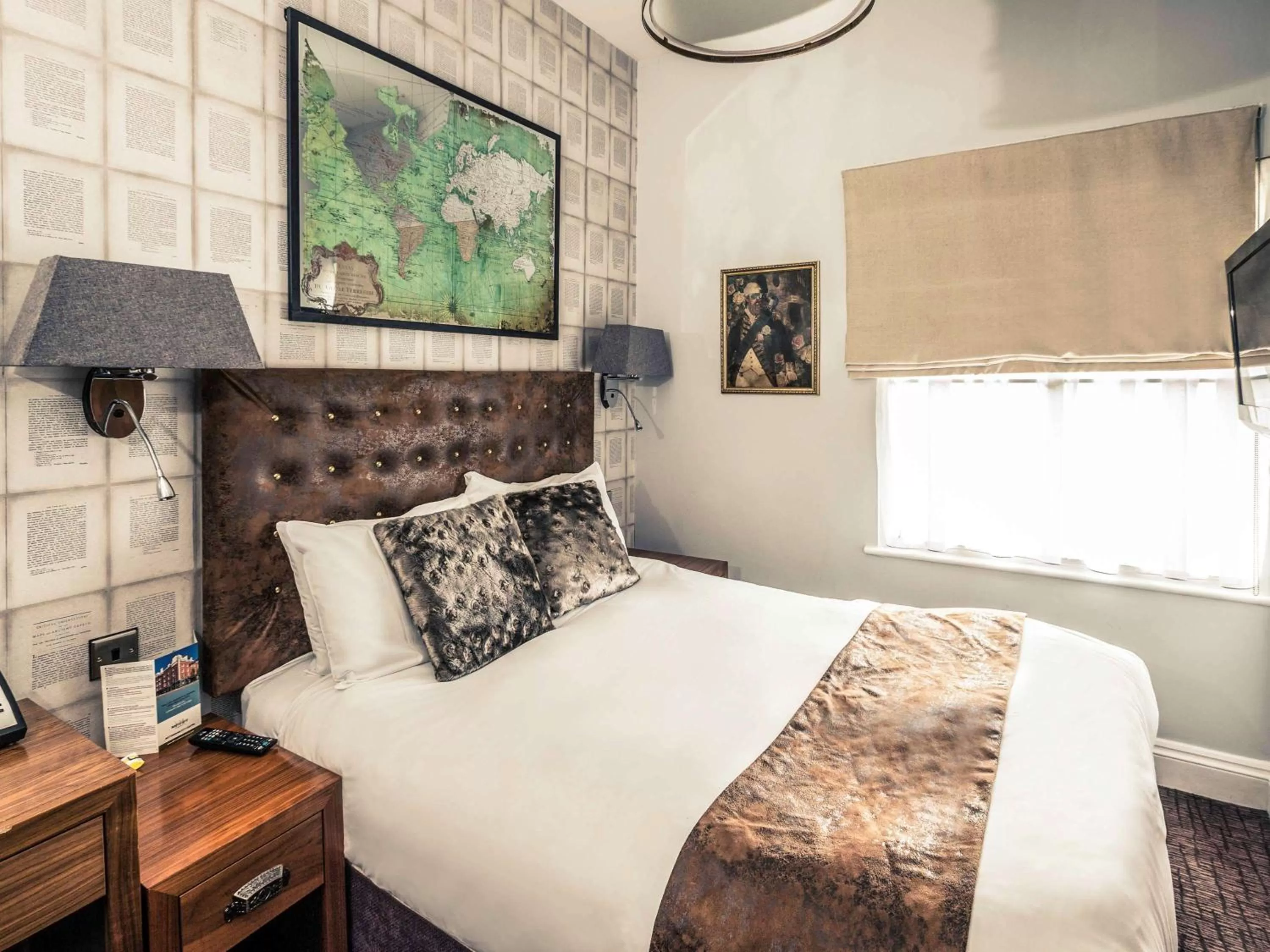 Photo of the whole room, Bed in Mercure Nottingham City Centre Hotel