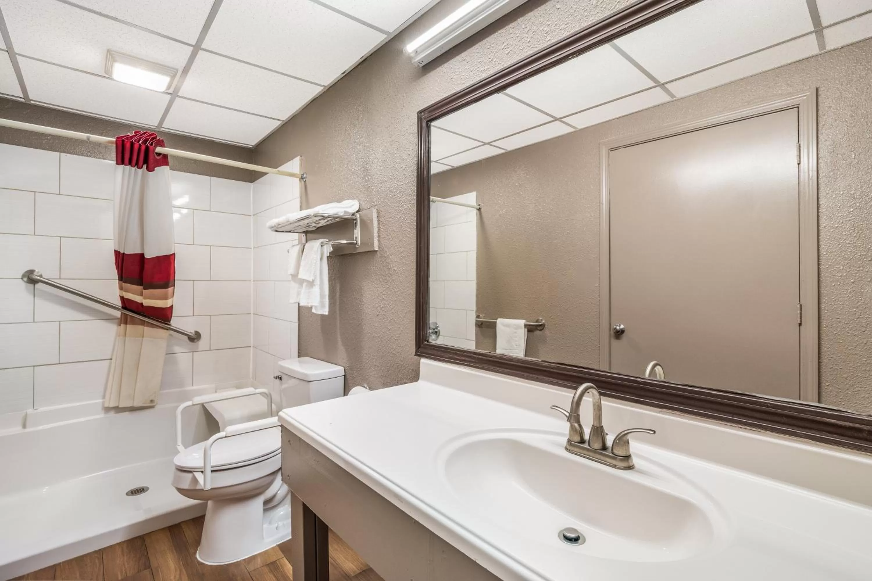 Bathroom in Red Roof Inn Sumter