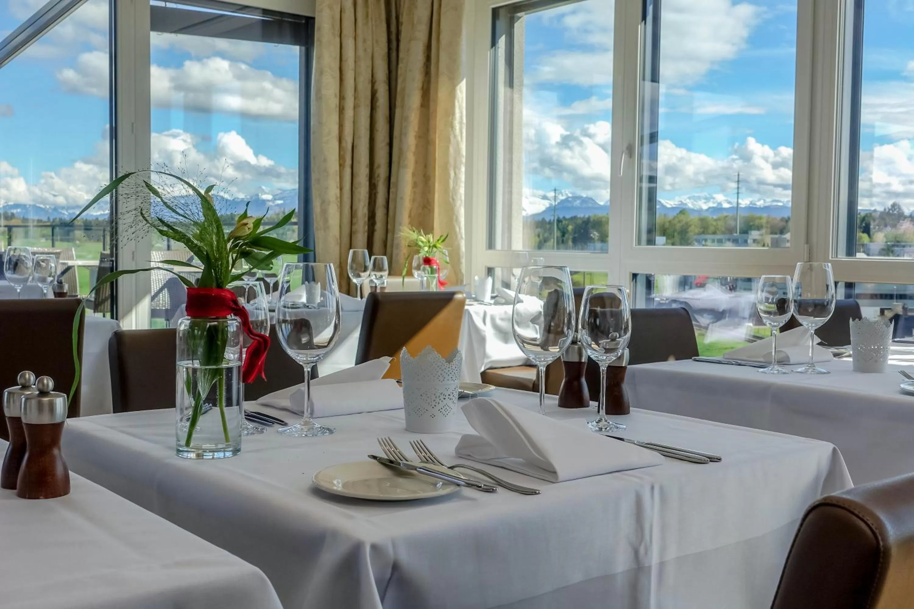 Restaurant/places to eat in Hotel Swiss Star