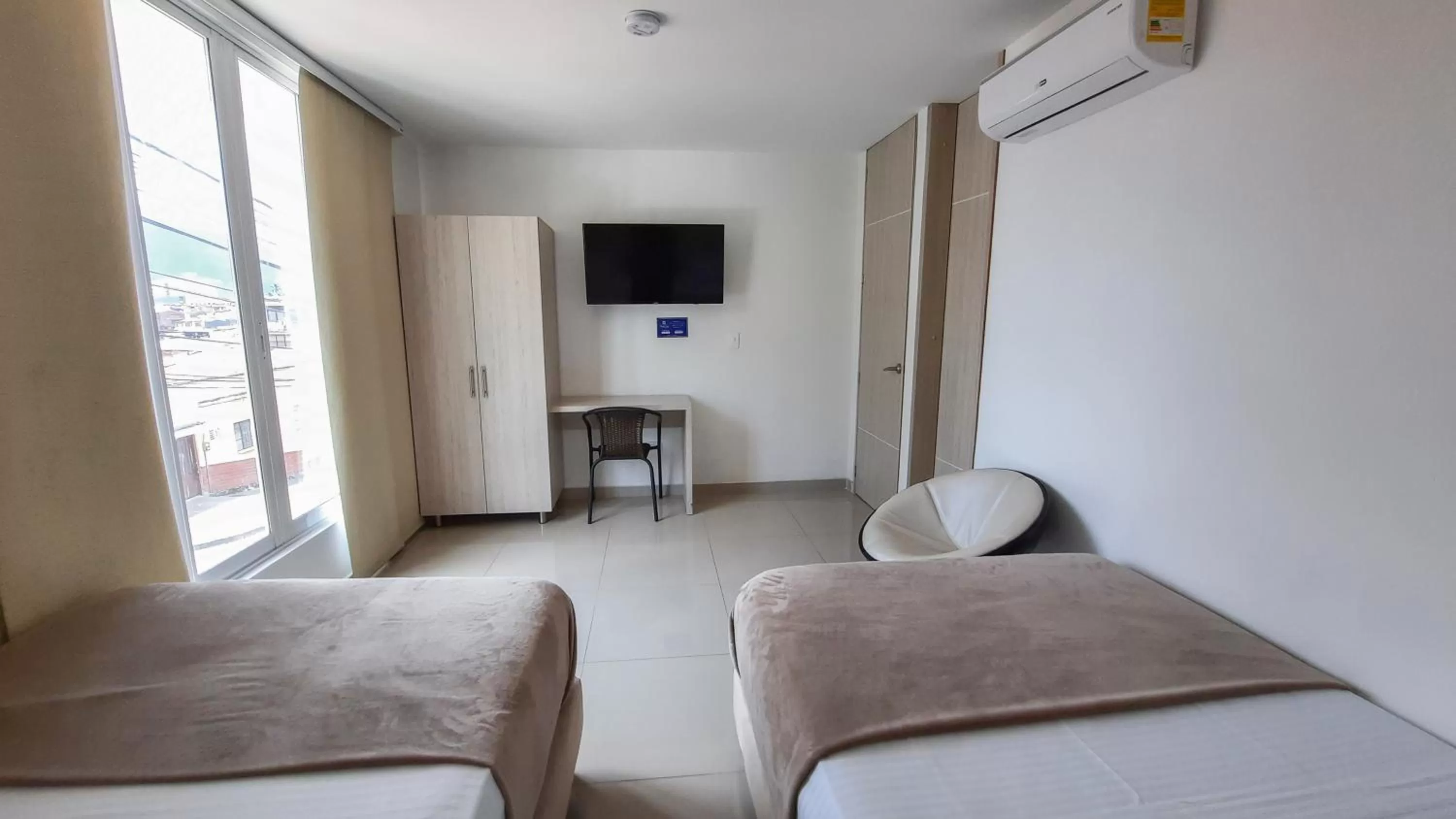 TV/Entertainment Center in Bayit Tov Circunvalar Hotel