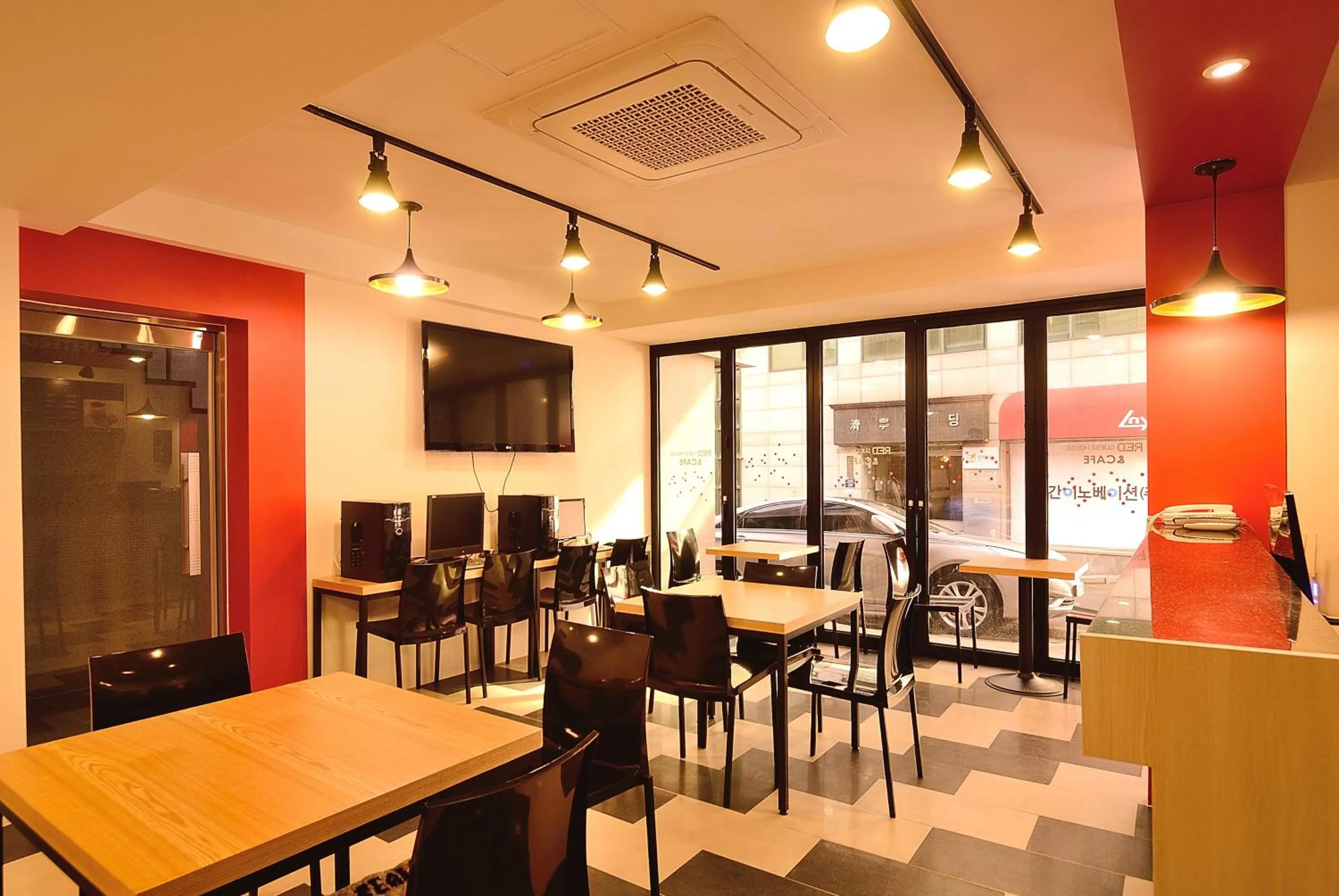 Restaurant/places to eat in Red Guesthouse