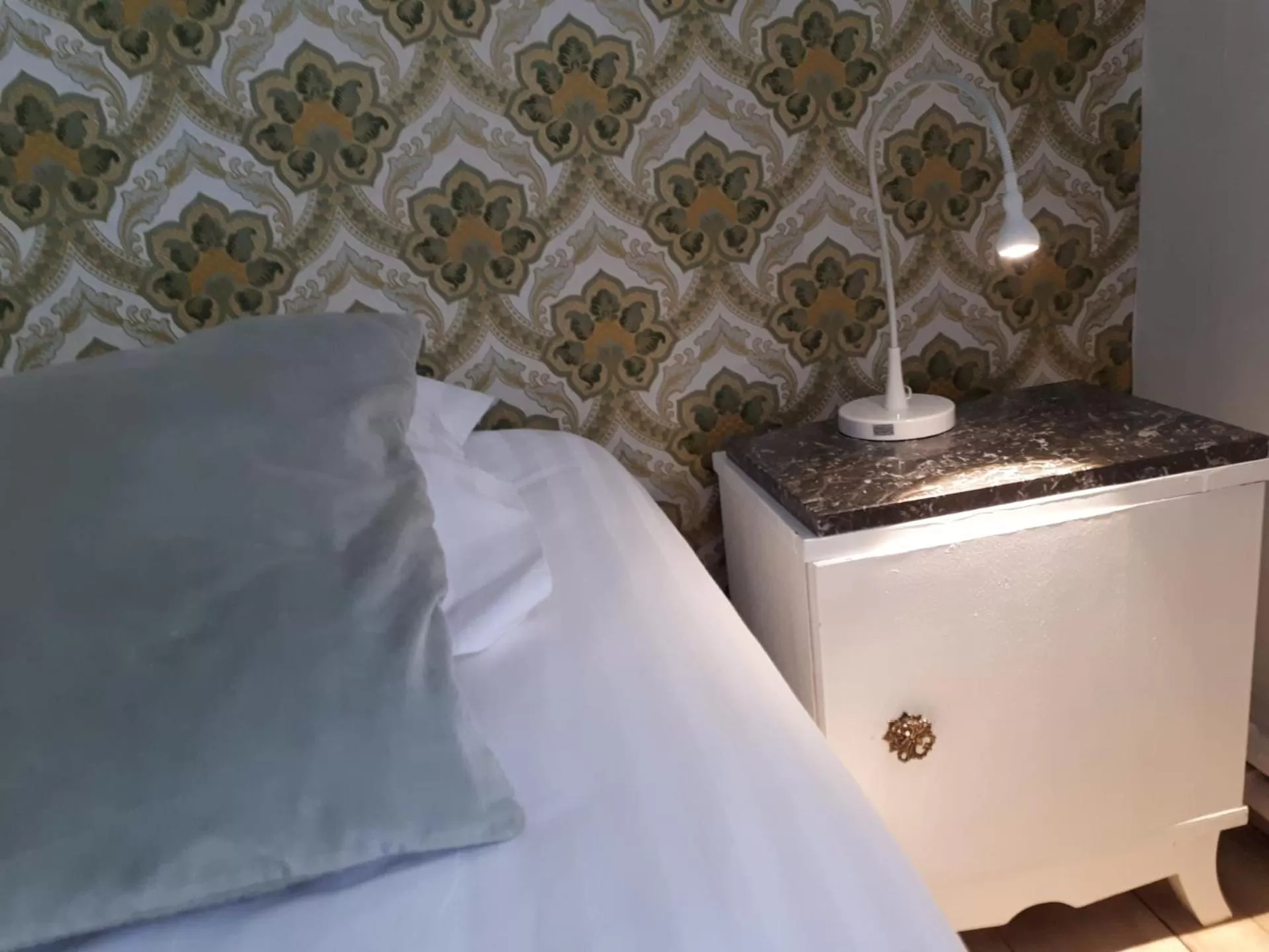 Decorative detail, Bed in Beaux Temps b&b