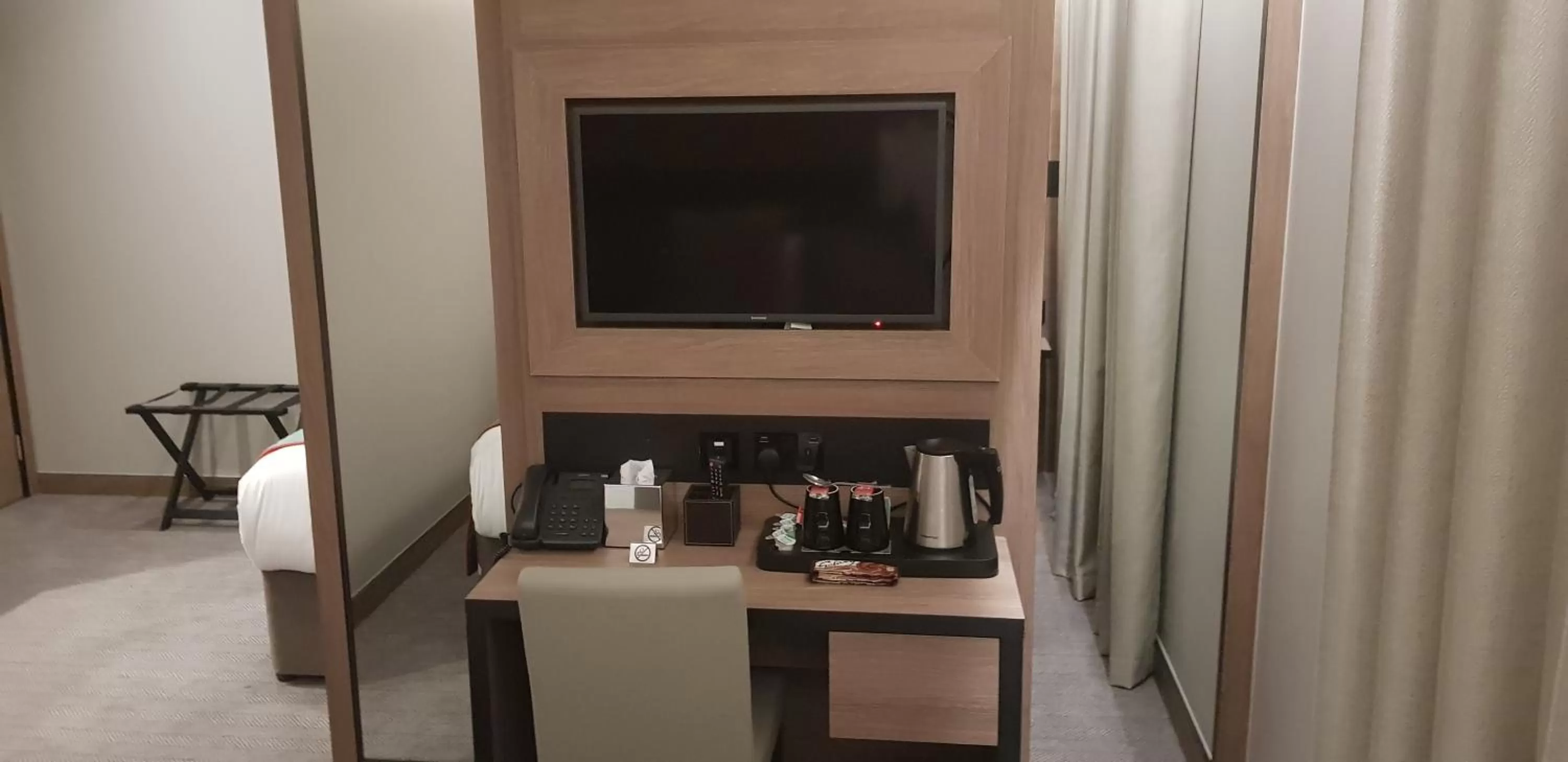 TV and multimedia in Merit Kensington Hotel