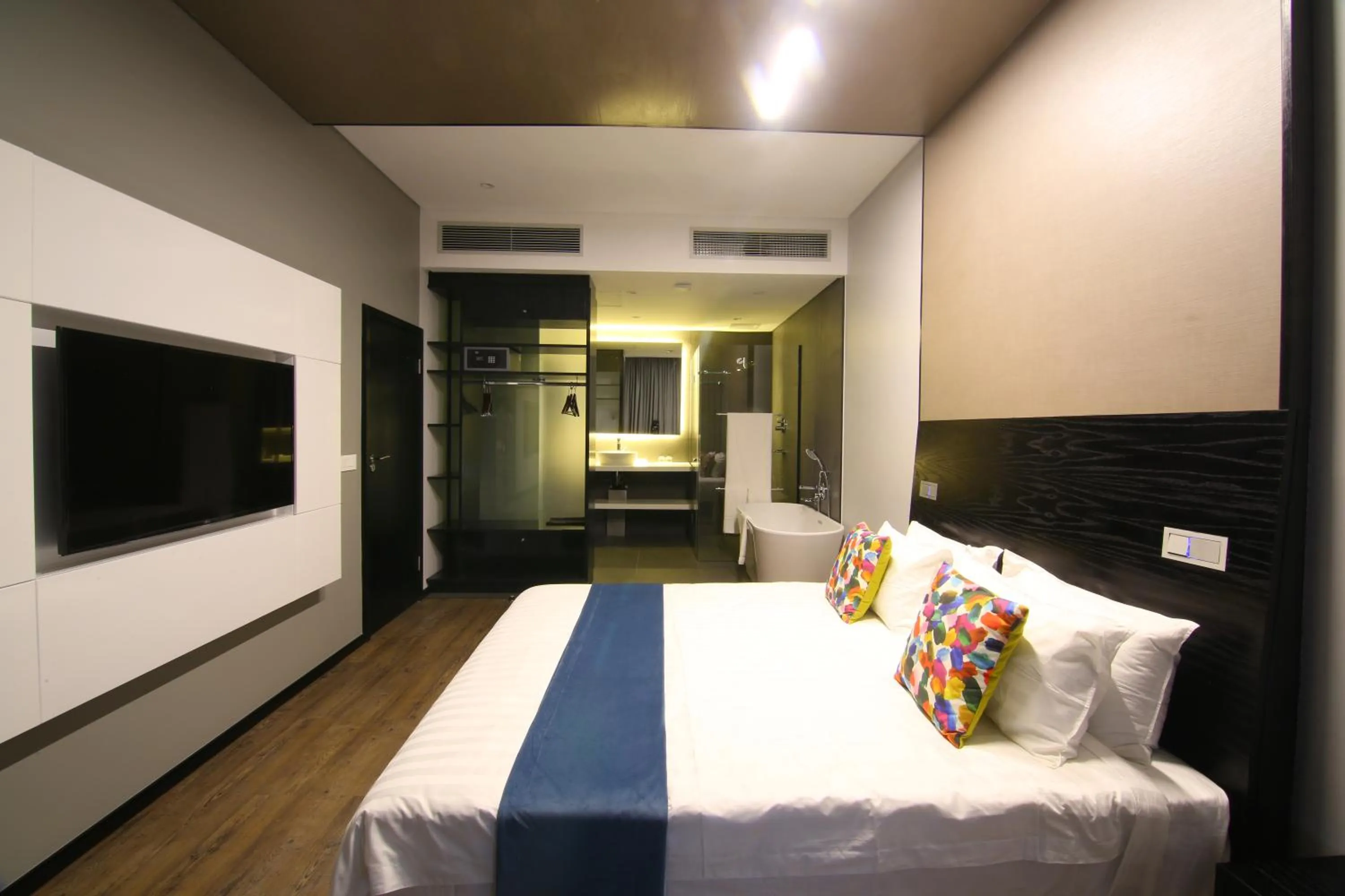 Photo of the whole room, Bed in Room50Two