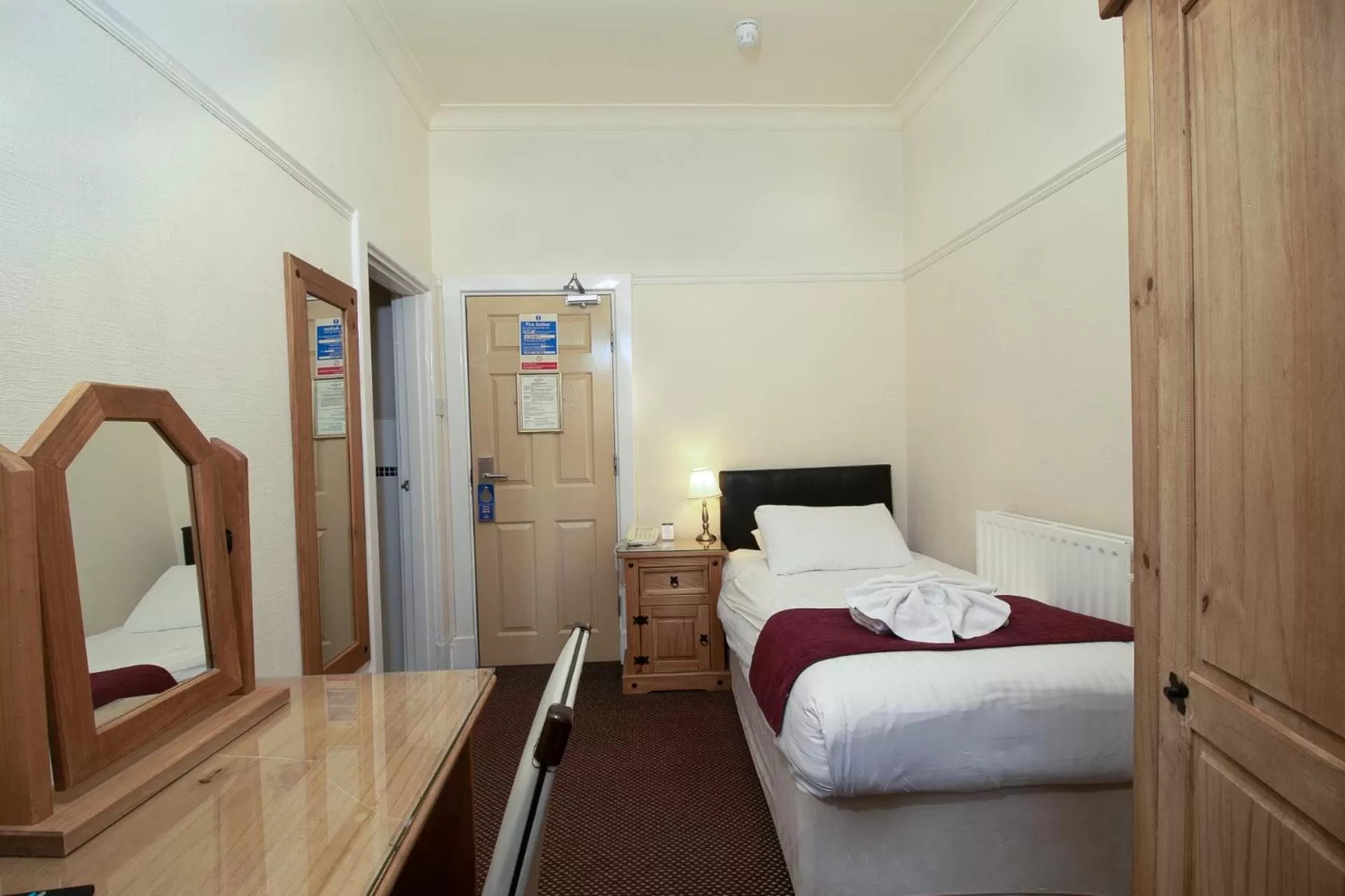 Bedroom, Bed in Skegness The Royal Hotel